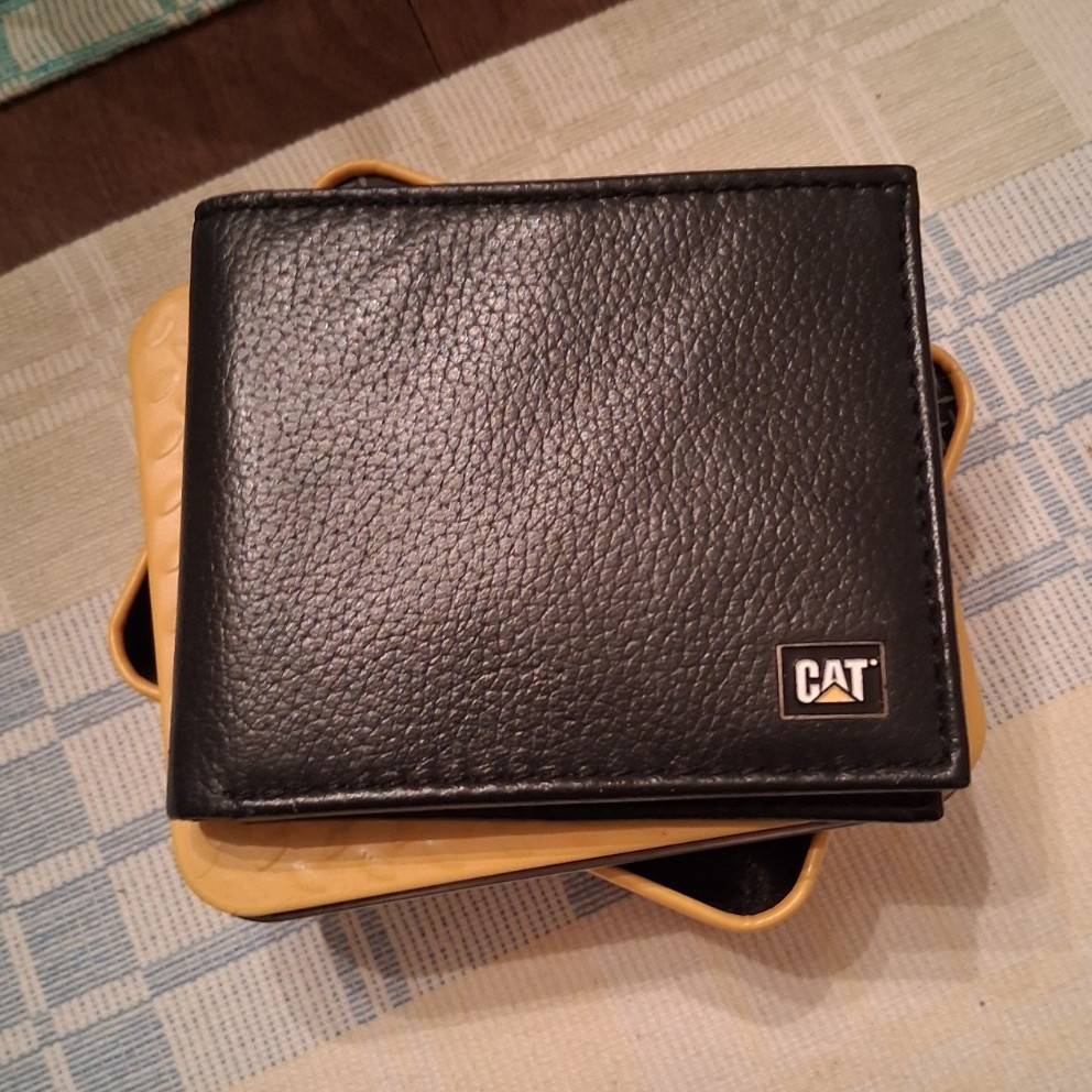 CAT Men’s Black Solid Bifold Wallet, RFID Blocking Credit Card Holder Type