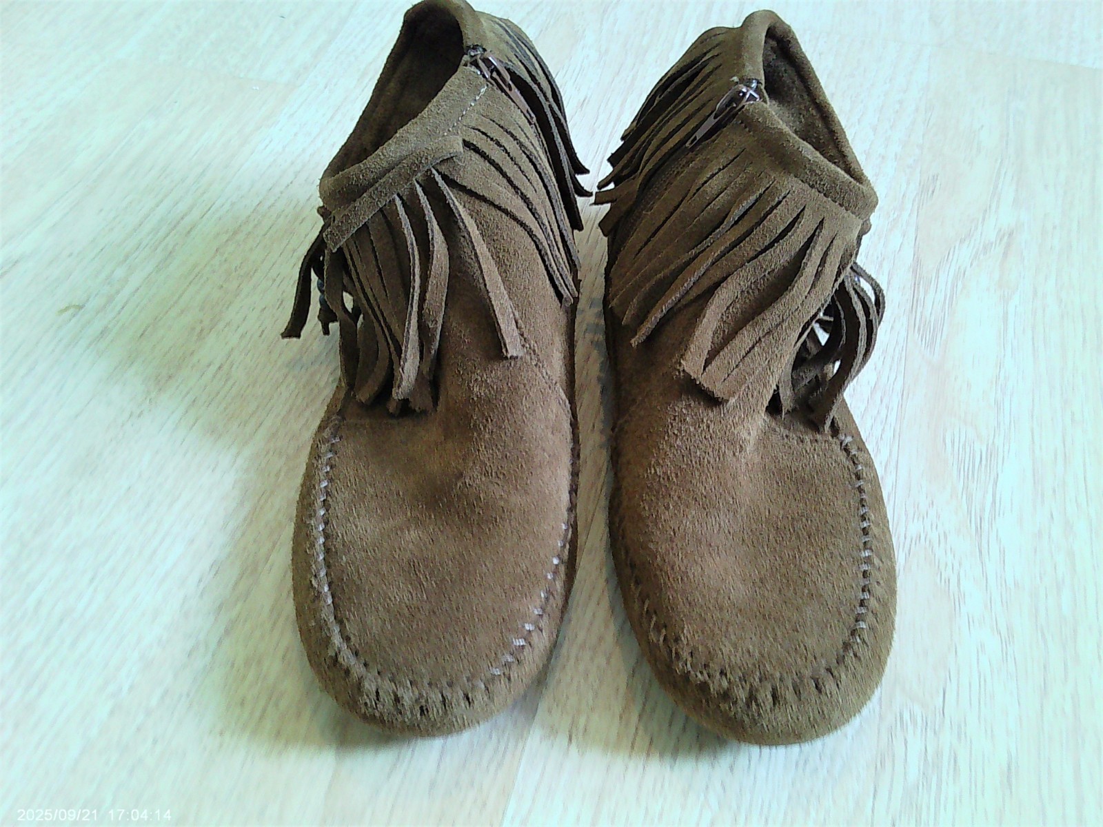 Minnetonka Moccasins Womens 9.5 9 1/2 Suede Fringe Beads Boho Shoes Slippers