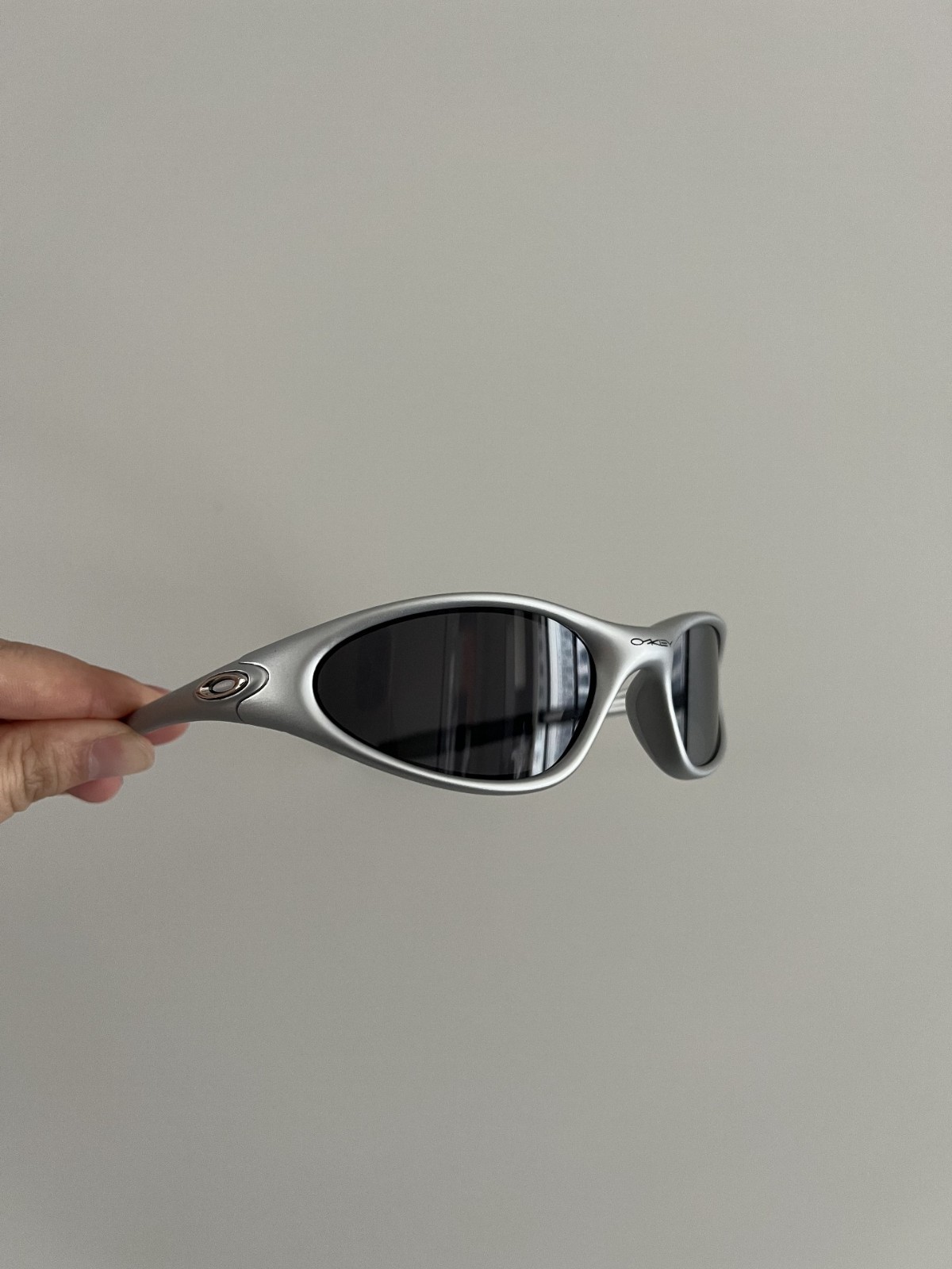 Vintage Oakley Minute Gen1 Lightweight Sunglasses Silver Frames black lenses Y2K