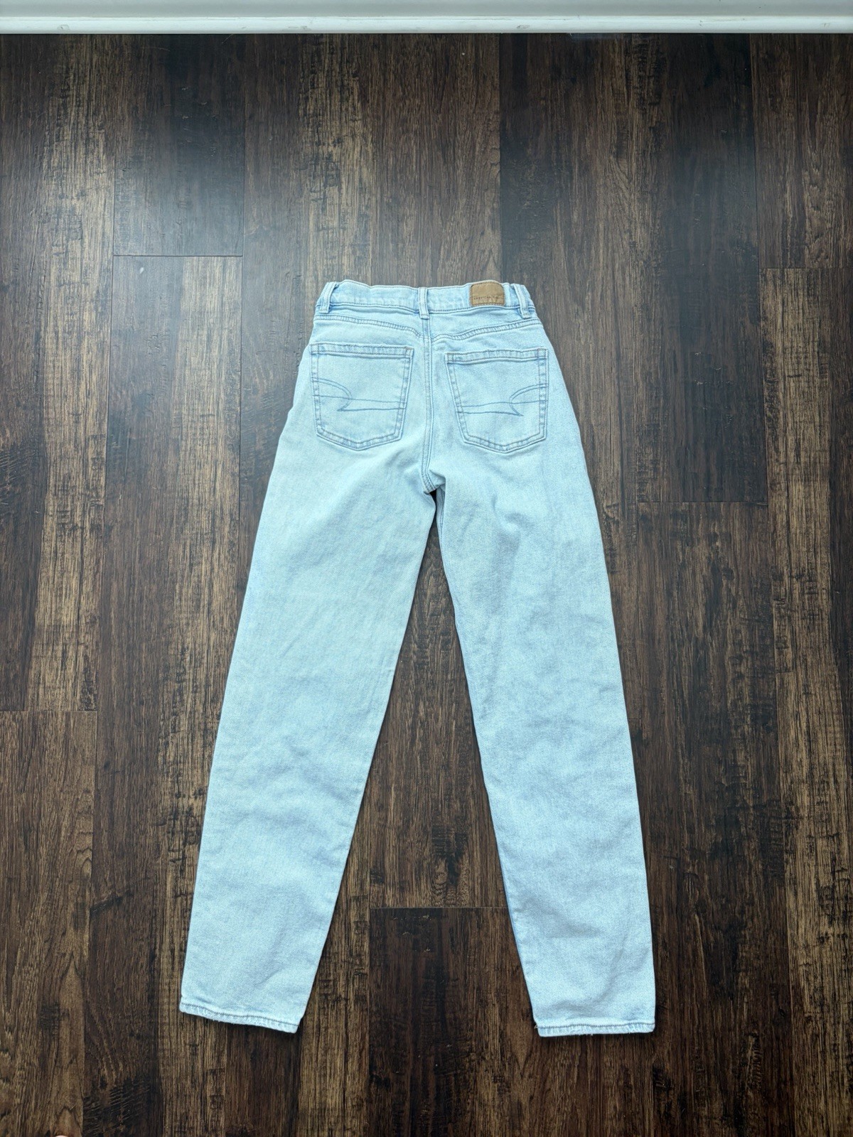 American Eagle STRIGID Light Wash High Rise Mom Straight Jeans Women’s 000