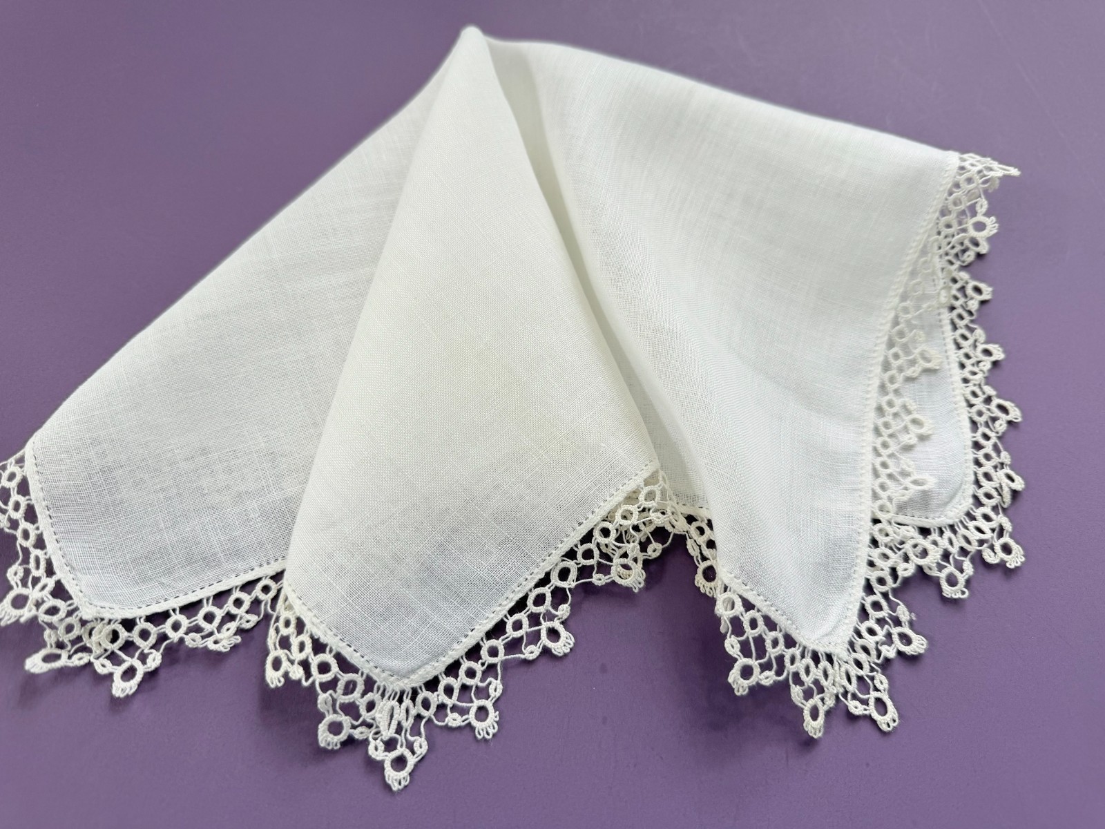 VINTAGE HANKY WHITE HAND TATTED EDGING LINEN CENTER WEDDING FORMAL 1930-40s