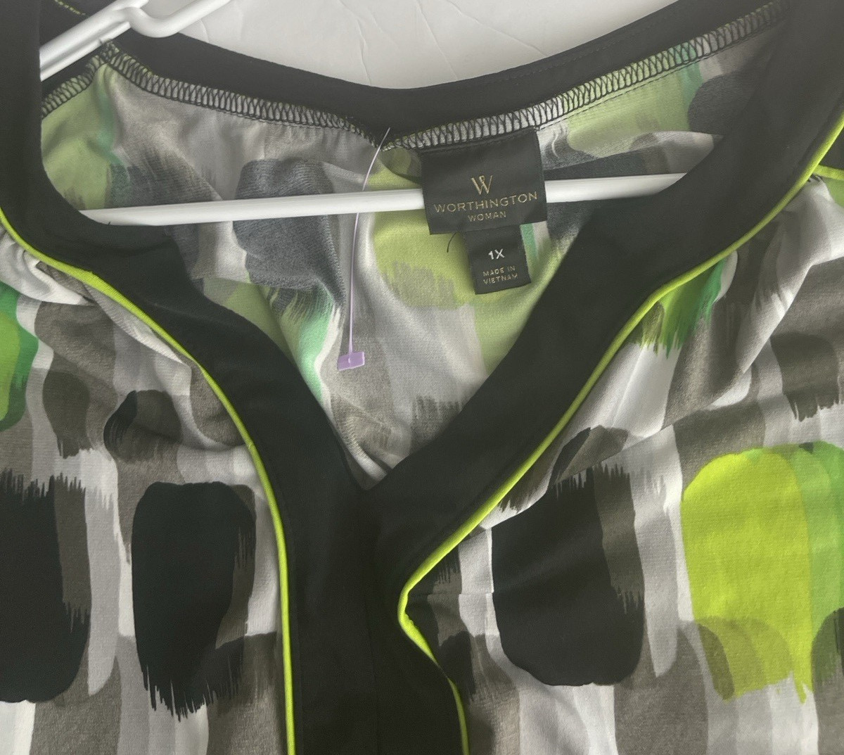 Worthing Womens 1X Sleeveless Blouse Green Black Abstract Print V Neck Career