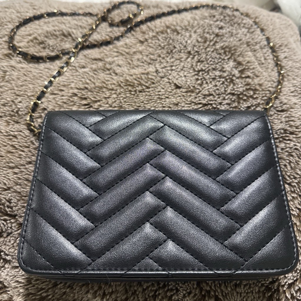 bebe Black Quilted Wallet Crossbody Gold Hardware Chain Strap Zip Magnetic
