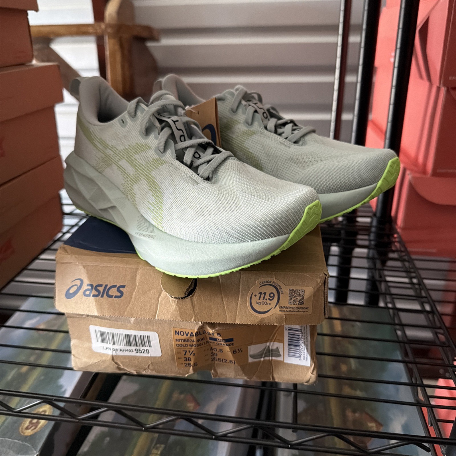 7.5 ASICS NOVABLAST 5 1011B974-406 Cold moss/Light Orange Brand New