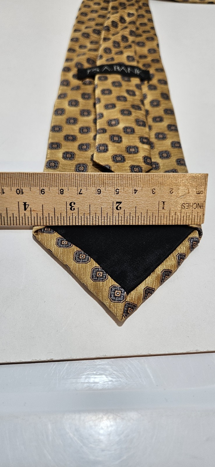 Jos A Banks Men’s Silk Tie Gold With Medalions 59×3 3/4 Wide Made In USA.