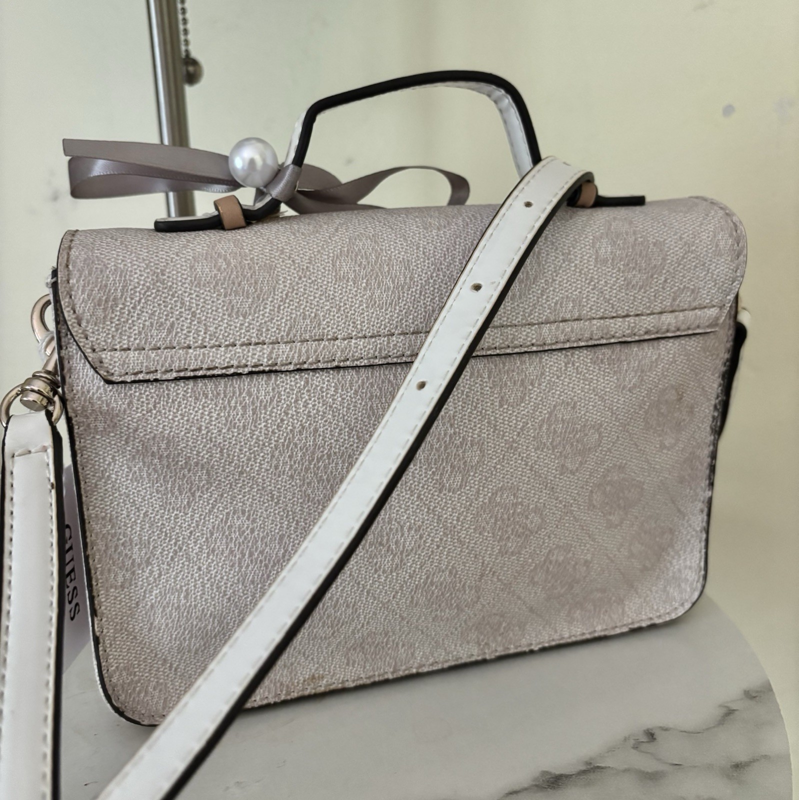 GUESS!7.5 By 6.5 Handheld Beitcrlastic Bag!