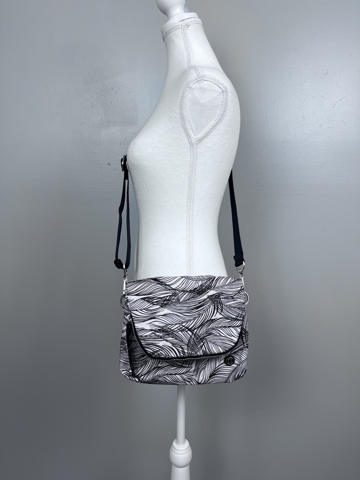 Lululemon Womens Party Om Bag in Black & White Sketchy Palms; Festival, Travel