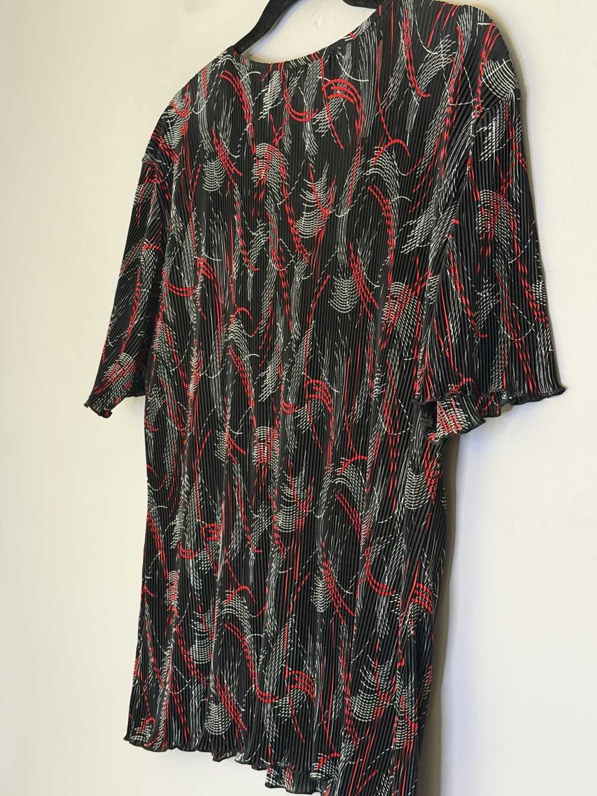 Classics Women’s Pleated Blouse Top Black Red White Abstract Print Size 20 22