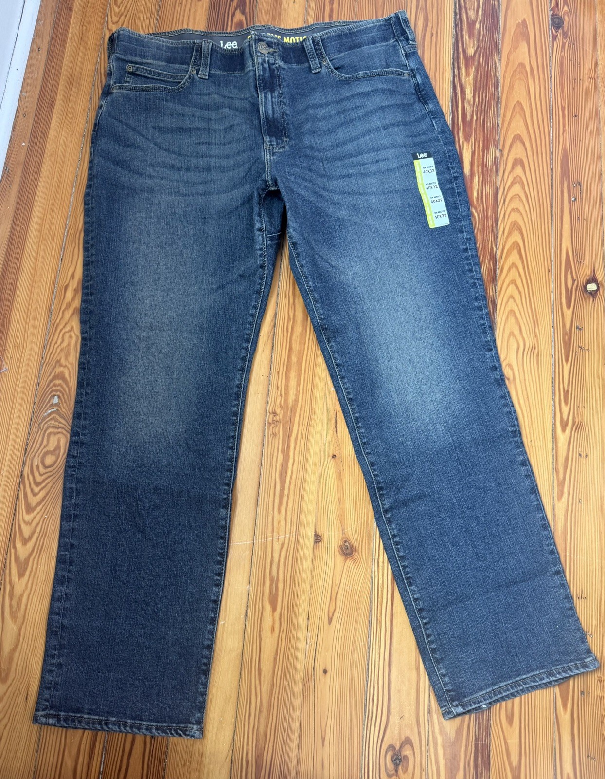 Lee Extreme Motion MVP Men’s JEANS • NWT •Straight Leg • 40/32 • medium wash