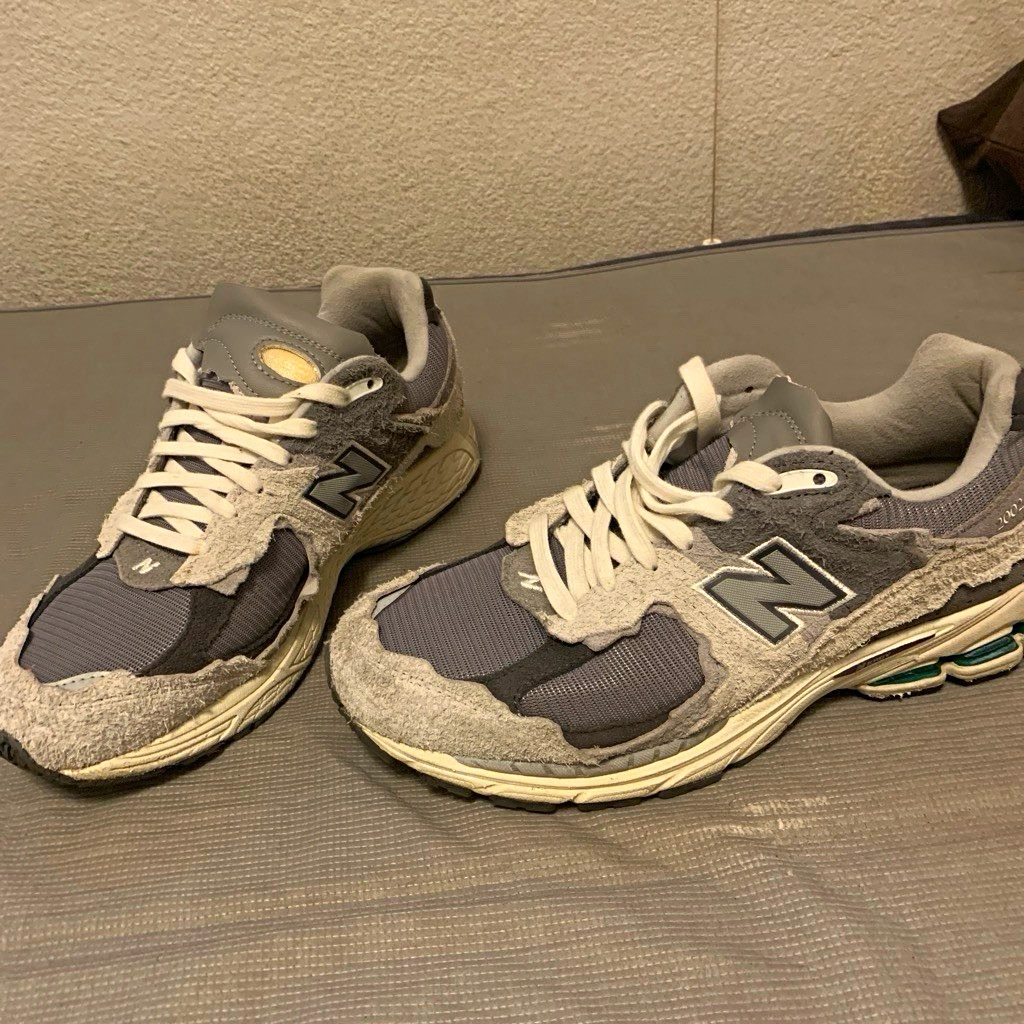 New Balance 2002R Men’s Gray/White Low Top Lace-Up Athletic Sneakers