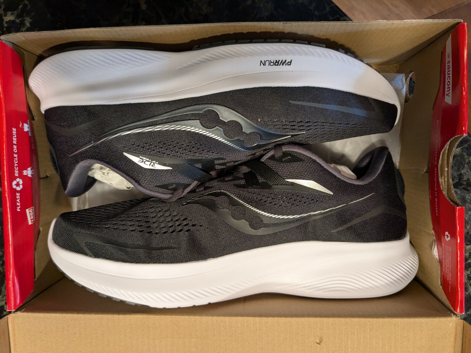 Size 11 – Saucony Ride 15 WIDE Black White NEW