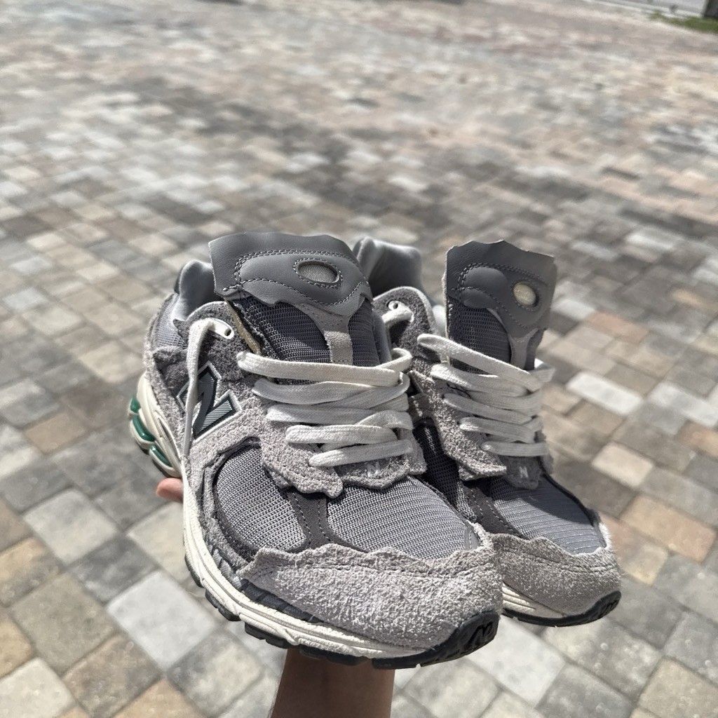 New Balance 2002R Men’s Sneakers Dark Grey Size 7