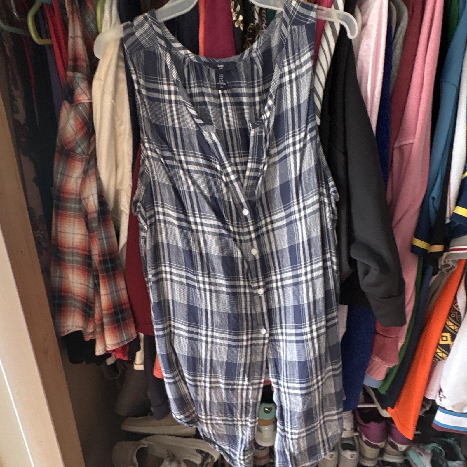 Gap Women’s XL Blue/White Plaid V-Neck Sleeveless Button-Front Blouse