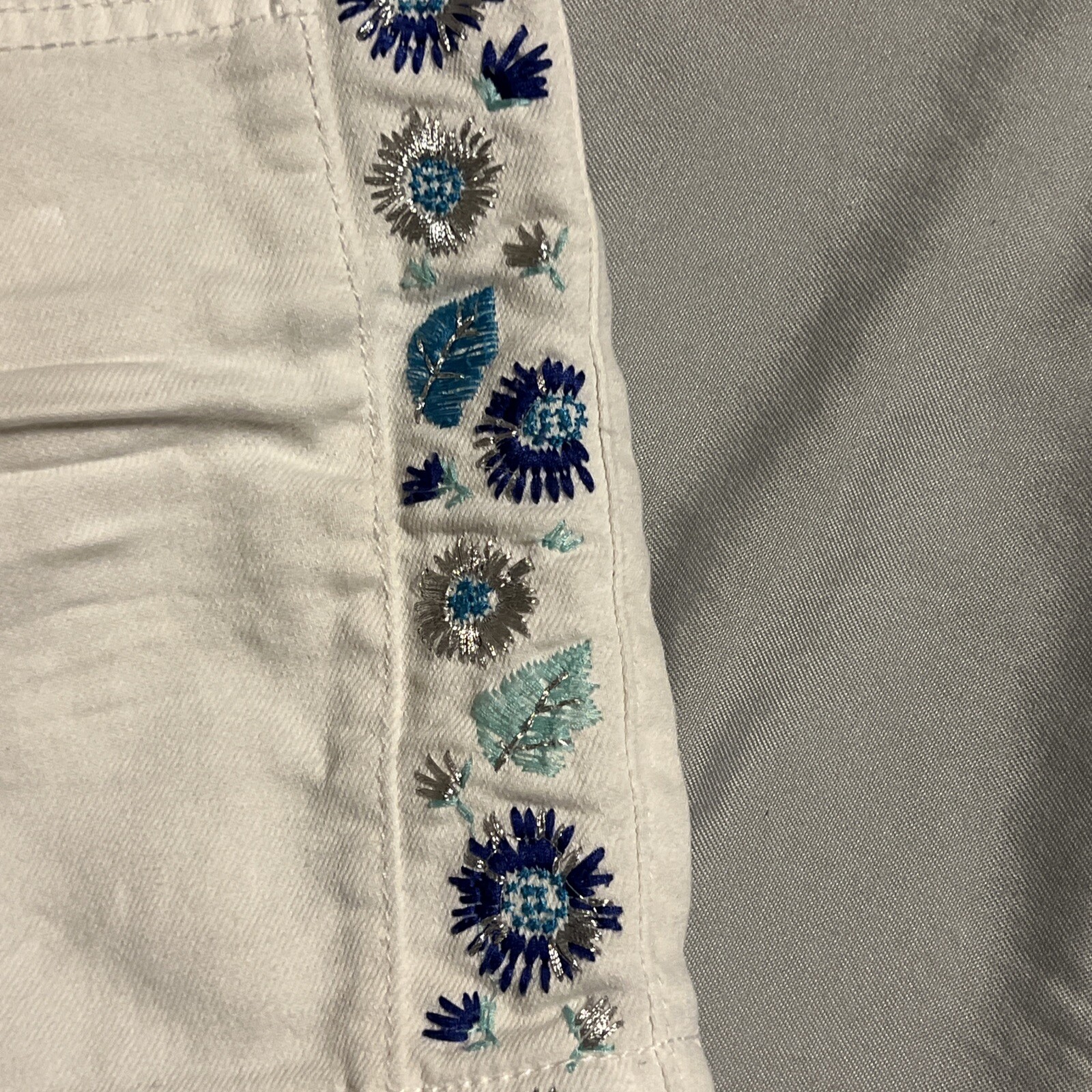Girls Jordache White Adjustable Waist Glitter Embloidered W/Logo Shorts Size 14