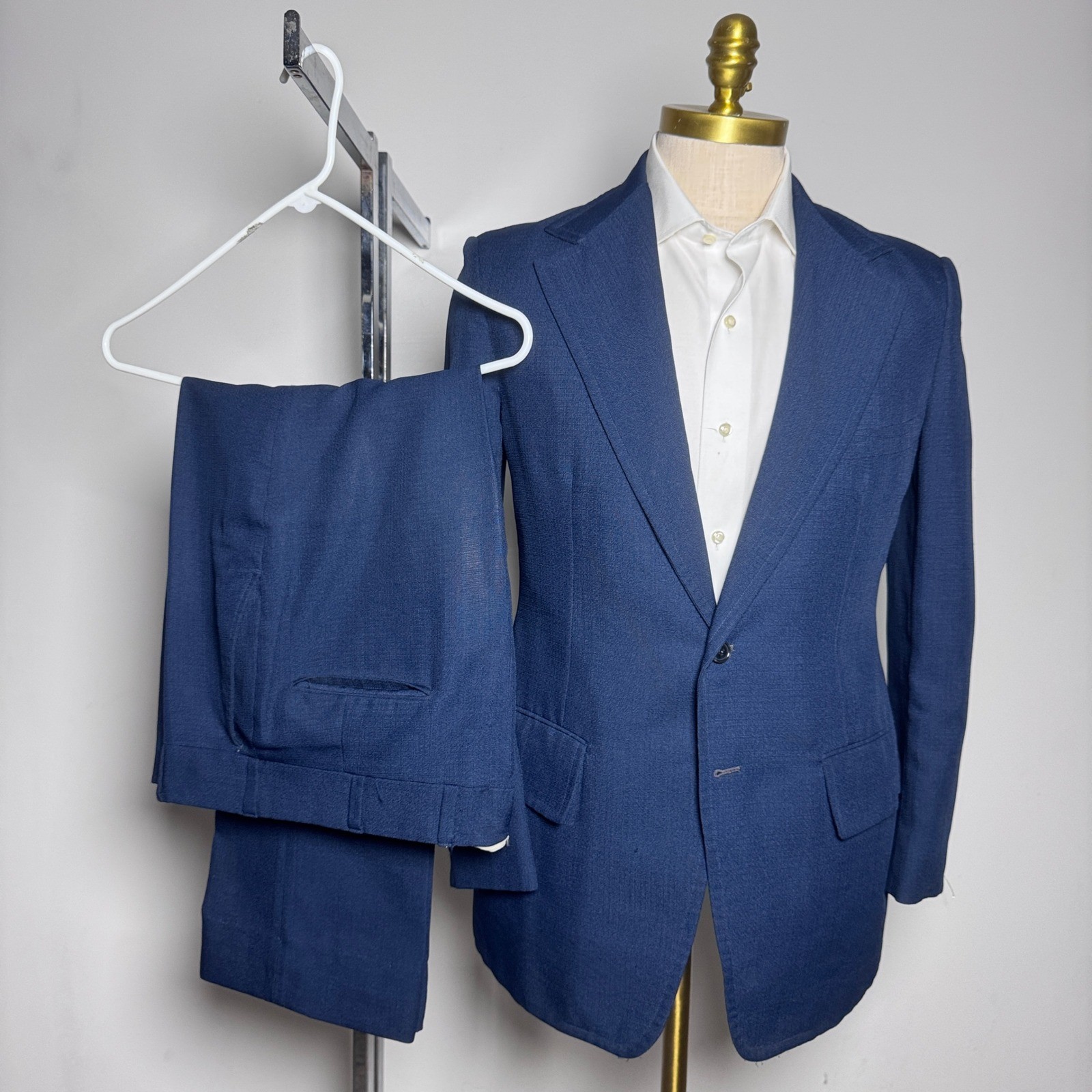 1970s Haspel Suit Mens 38R 32W Blue Textured 2-Button Notch Lapel Vintage USA