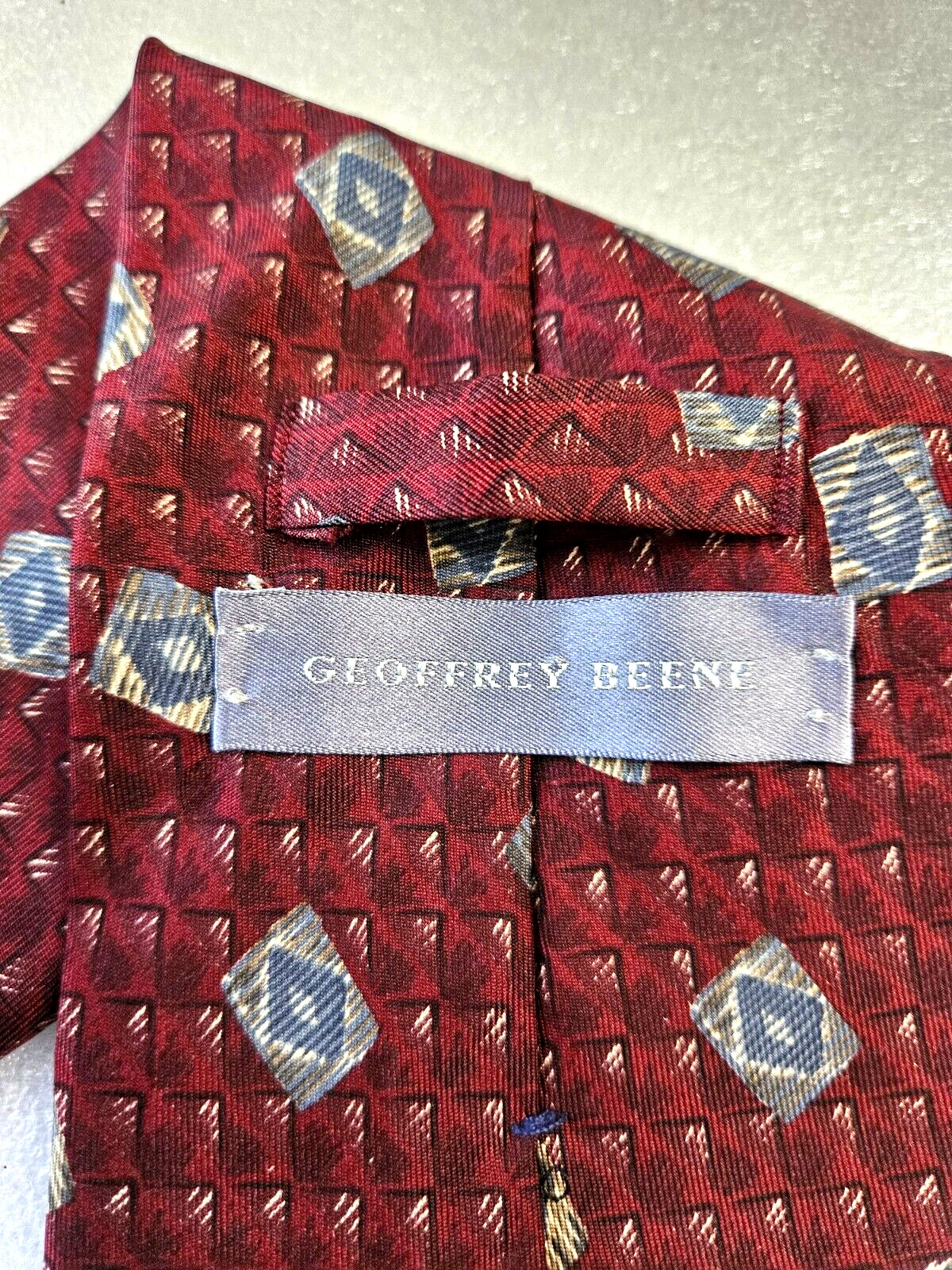 Classic Geoffrey Beene Men’s Burgundy & Dark Gray Necktie, 100% Silk, Excellent.