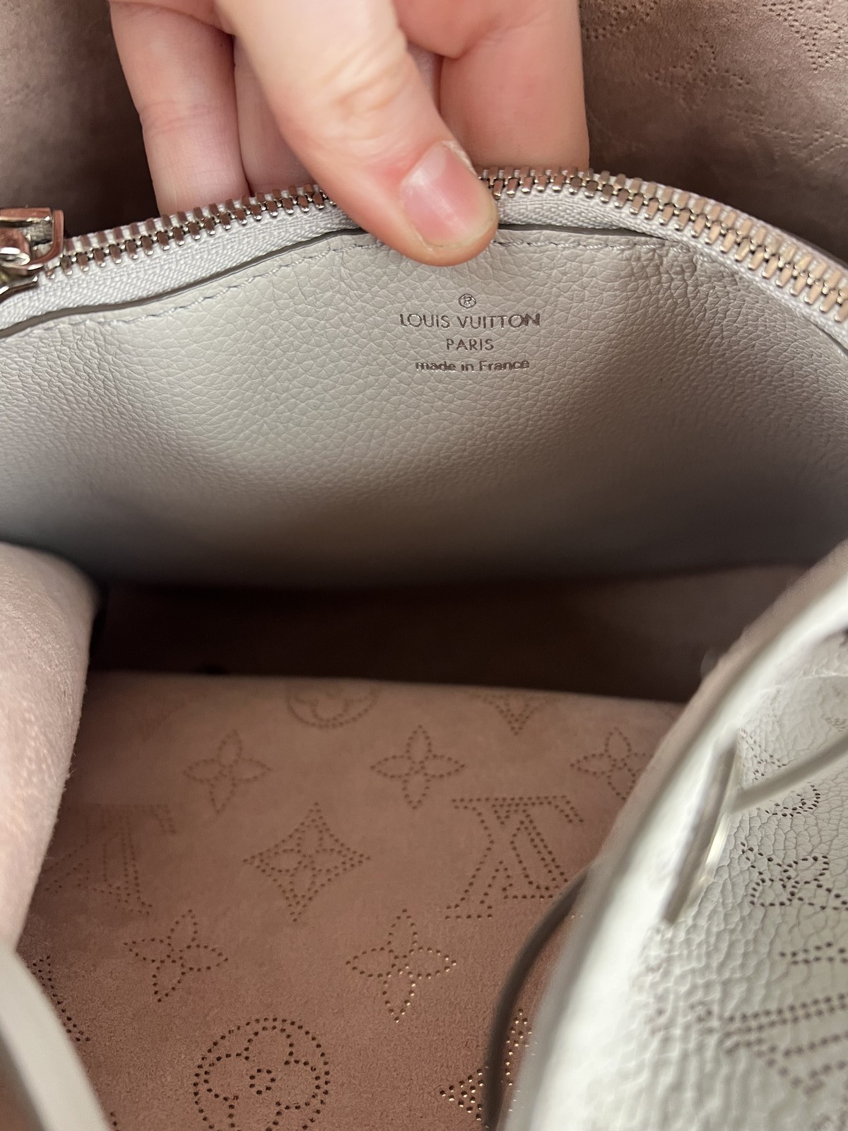 Size OS – Louis Vuitton White Perforated Leather Muria 2Way Bucket Bag – Pre-Own