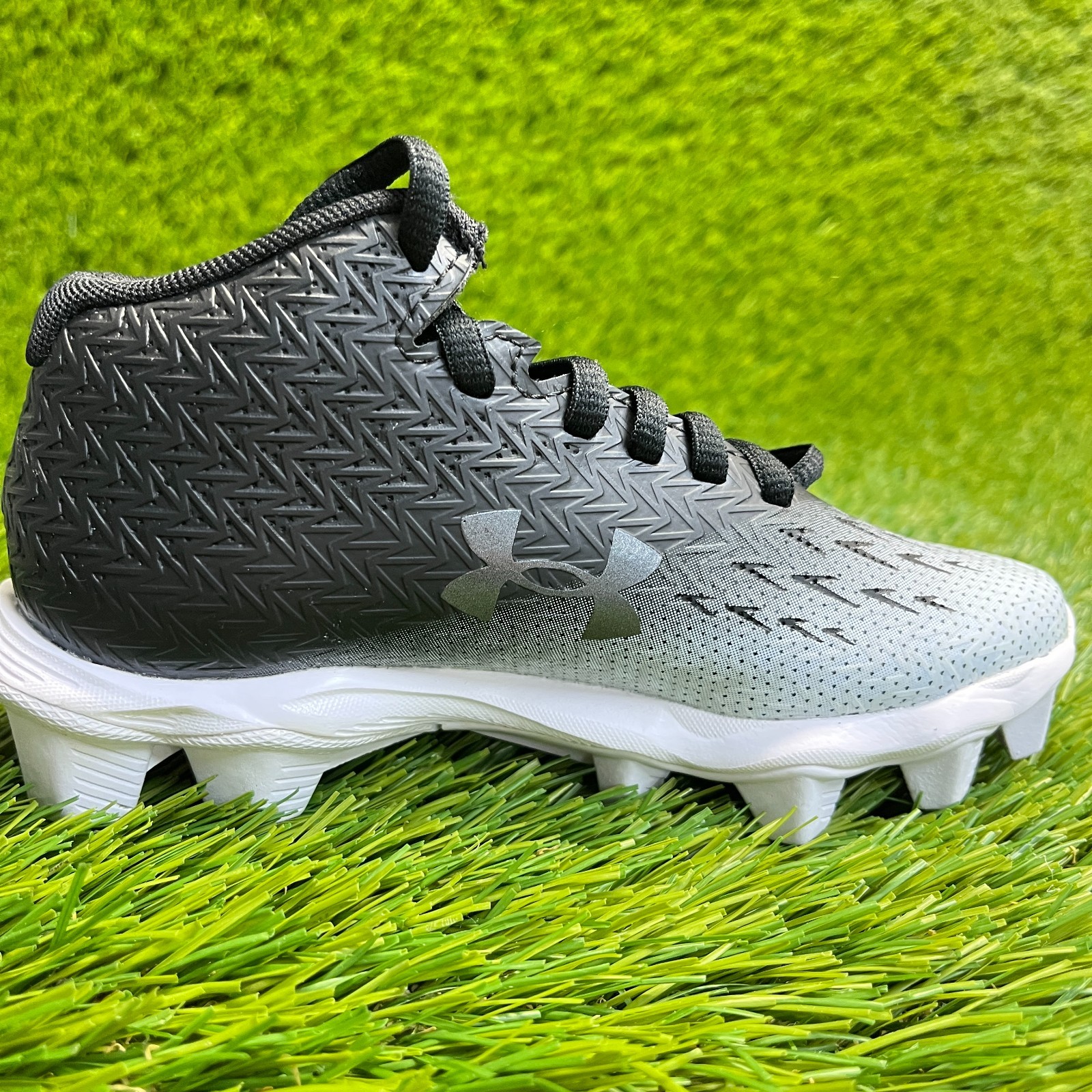 Under Armour Spotlight Franchise 4 RM Boys Size 11K Black White Football Cleats