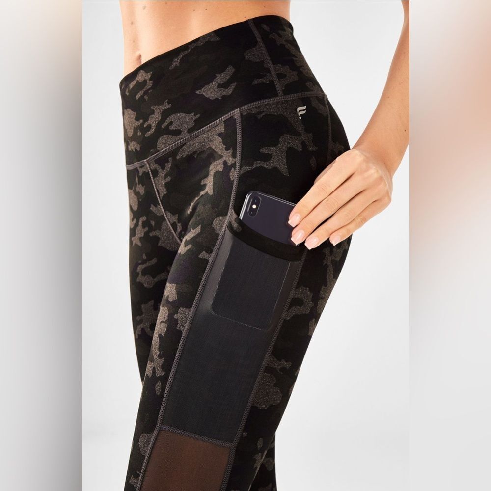 Fabletics On-The-Go PowerHold High-Waisted Capri 23″ Charcoal Heather Camo Small