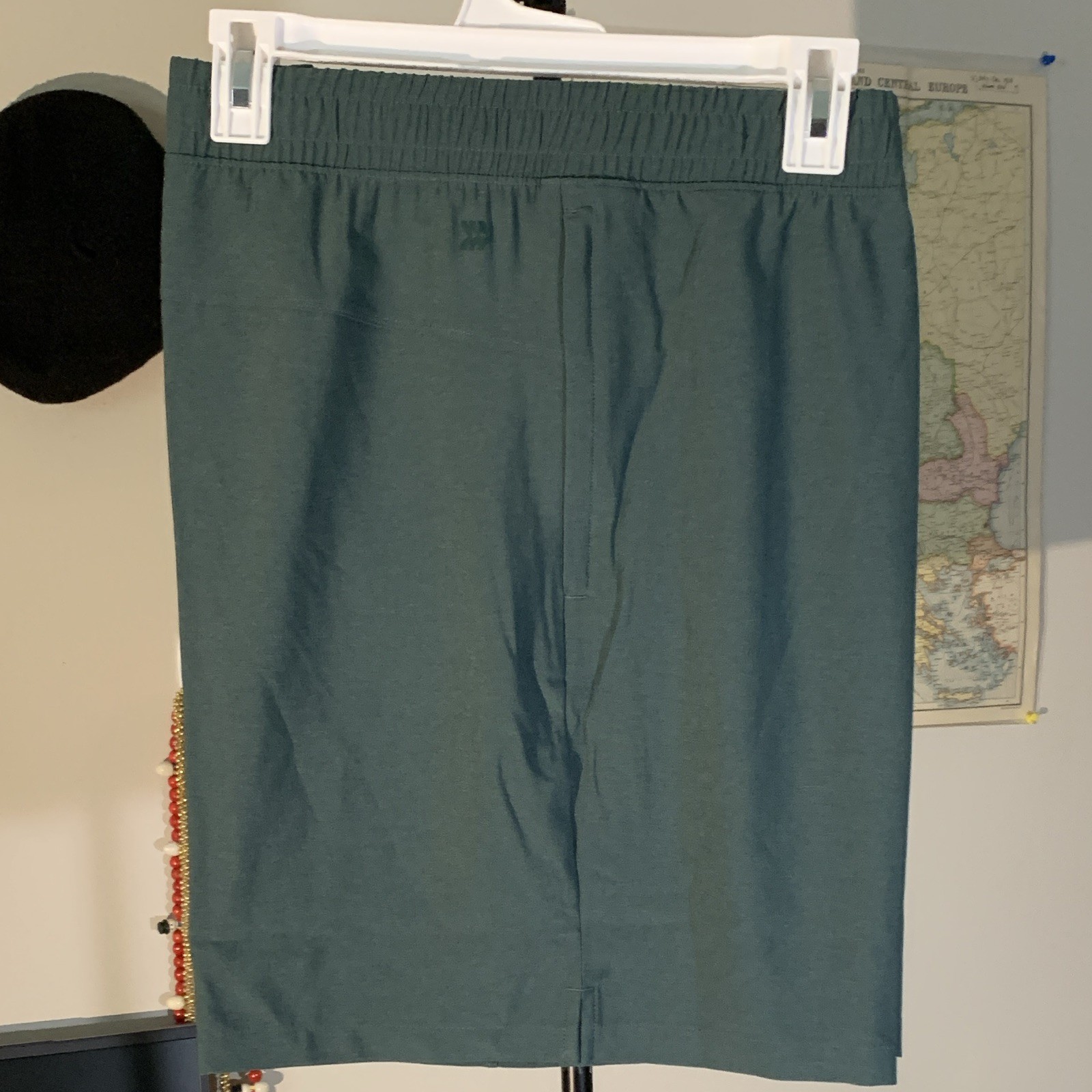 All In Motion Men’s Solid Green Unlined Shorts XL 8″ Inseam Pockets Elastic