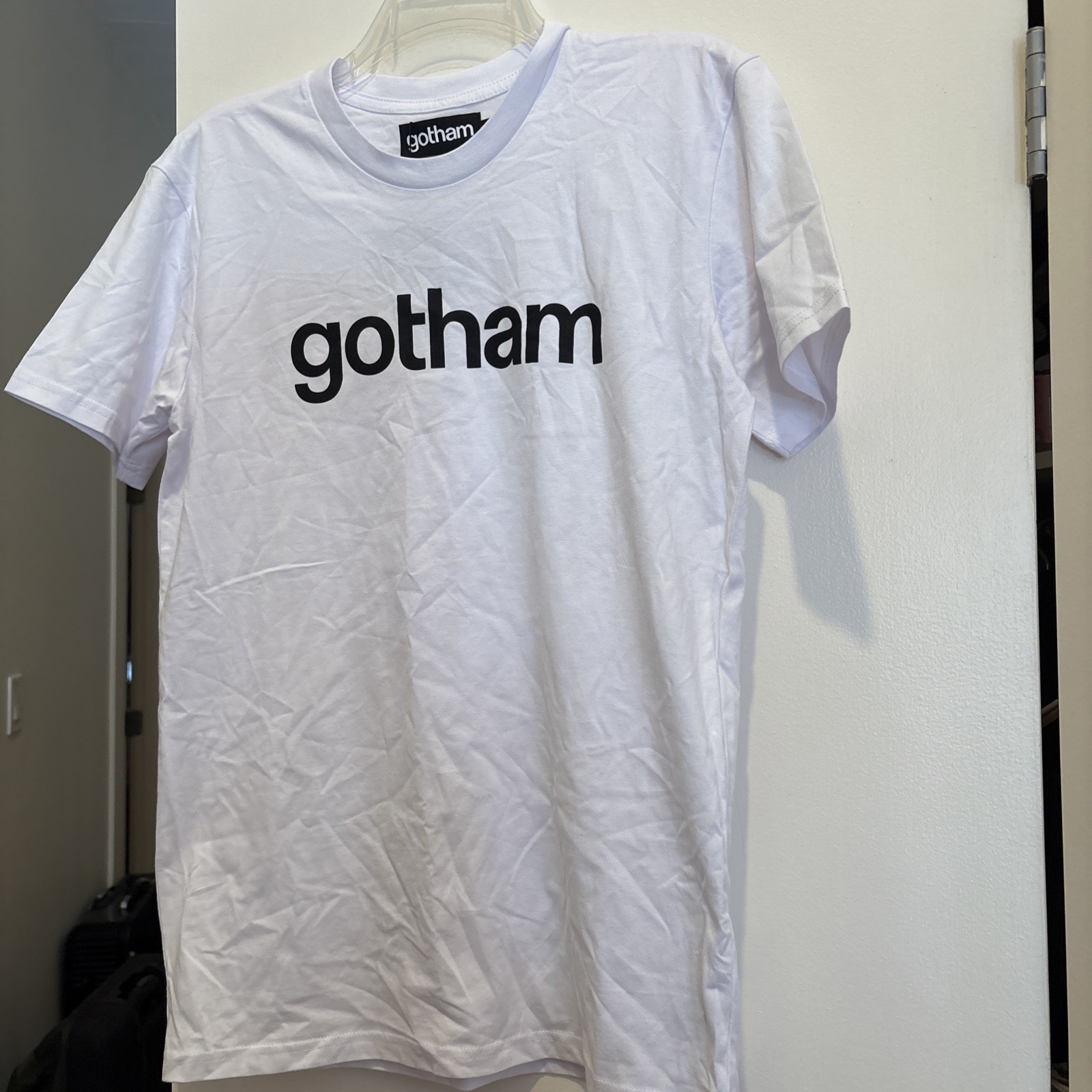 GOTHAM Men’s White “Gotham” Logo Short Sleeve Crew Neck T Shirt SZ S