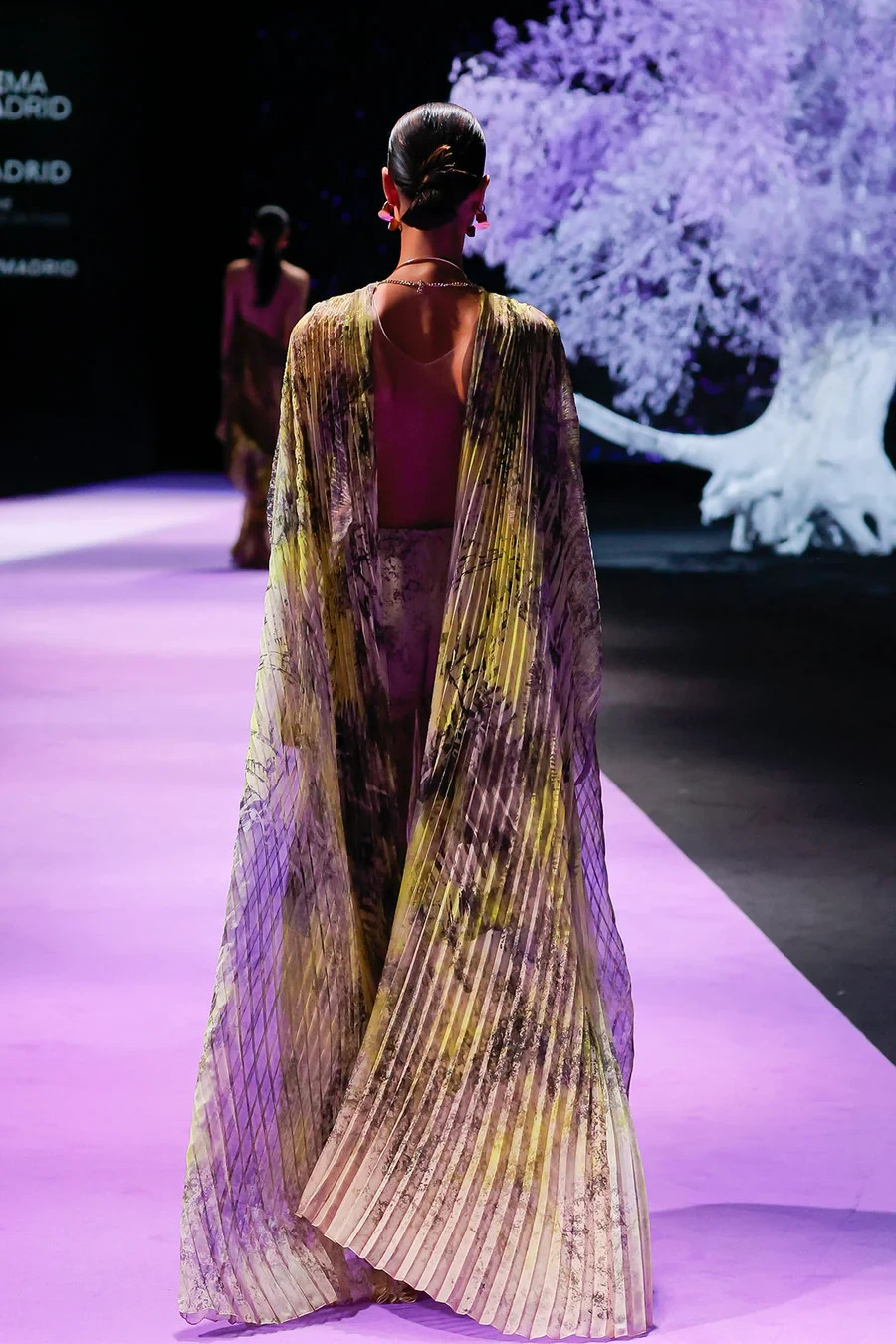 Long pleated dress with open back (US2 – In Stock)