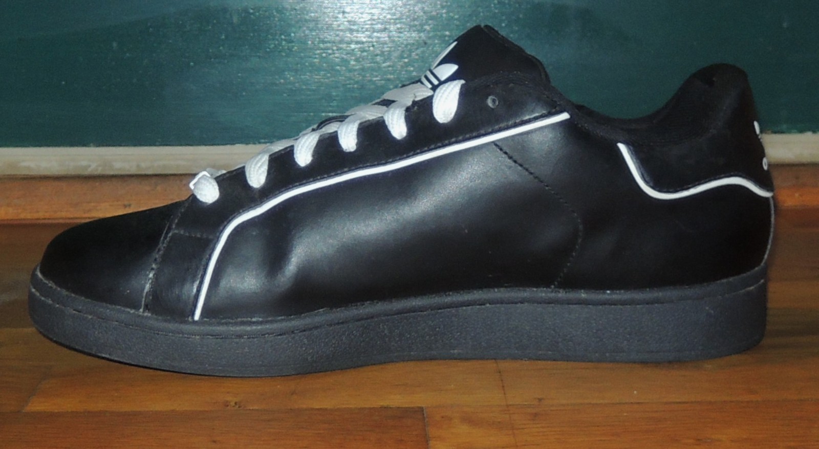 Adidas black + white sneakers Men’s 12 M EU 46 2/3 Excellent condition