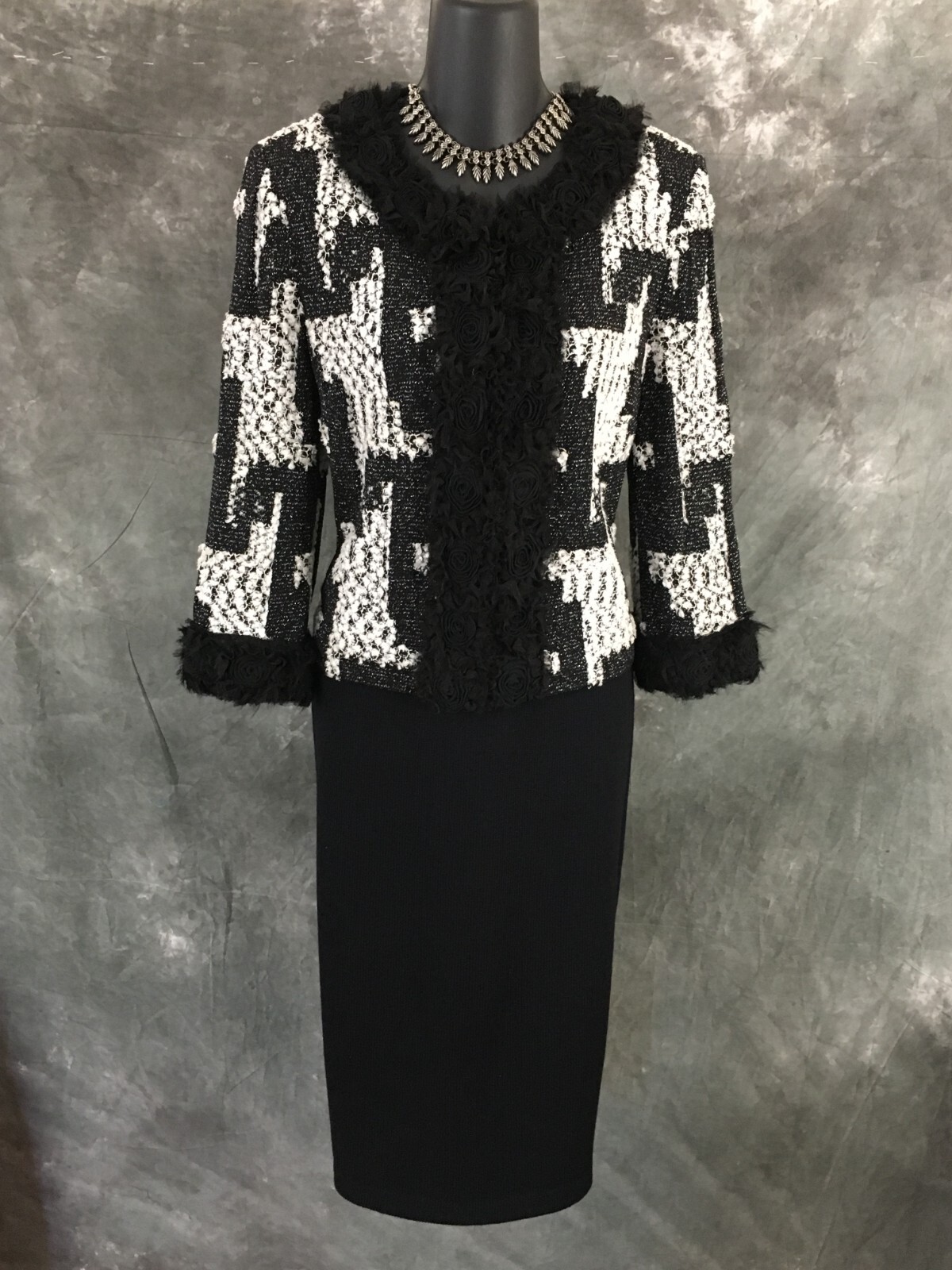 BEAUTIFUL St John couture knit black white jacket skirt suit size 6
