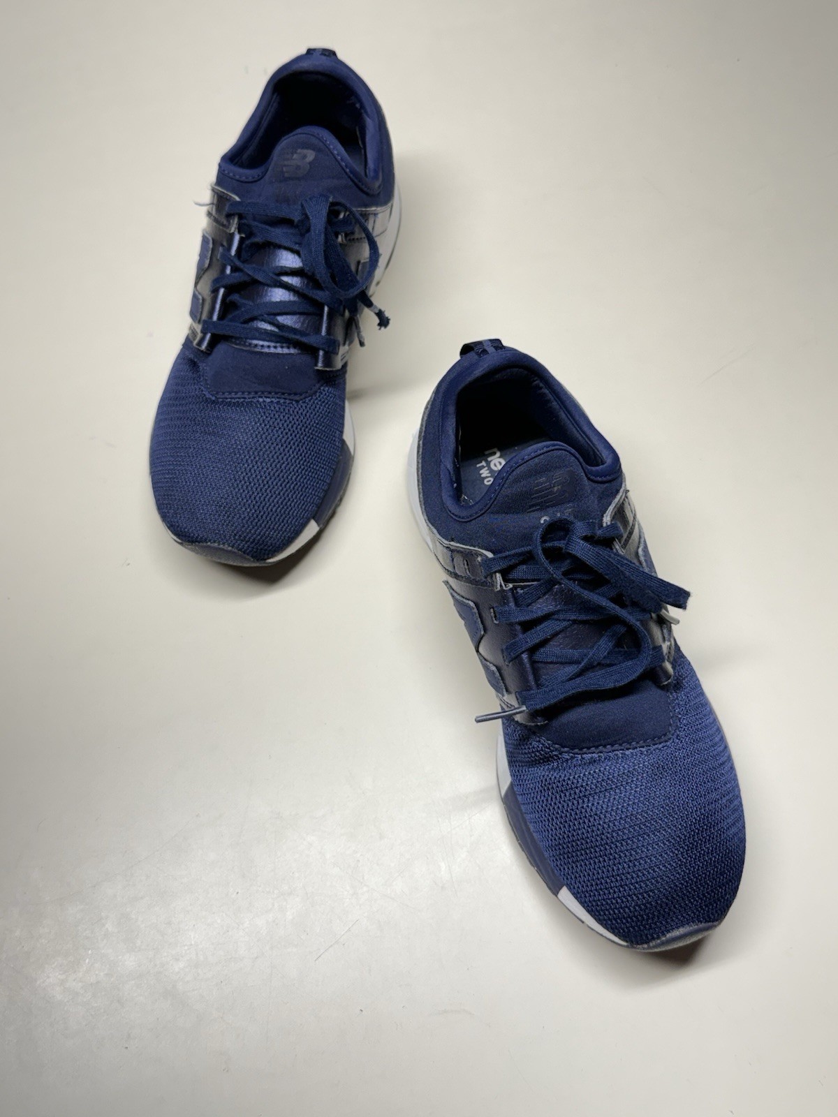 New Balance women’s Size 8 Athletic Sneakers Lace Up Low Top Mesh Blue Rubber