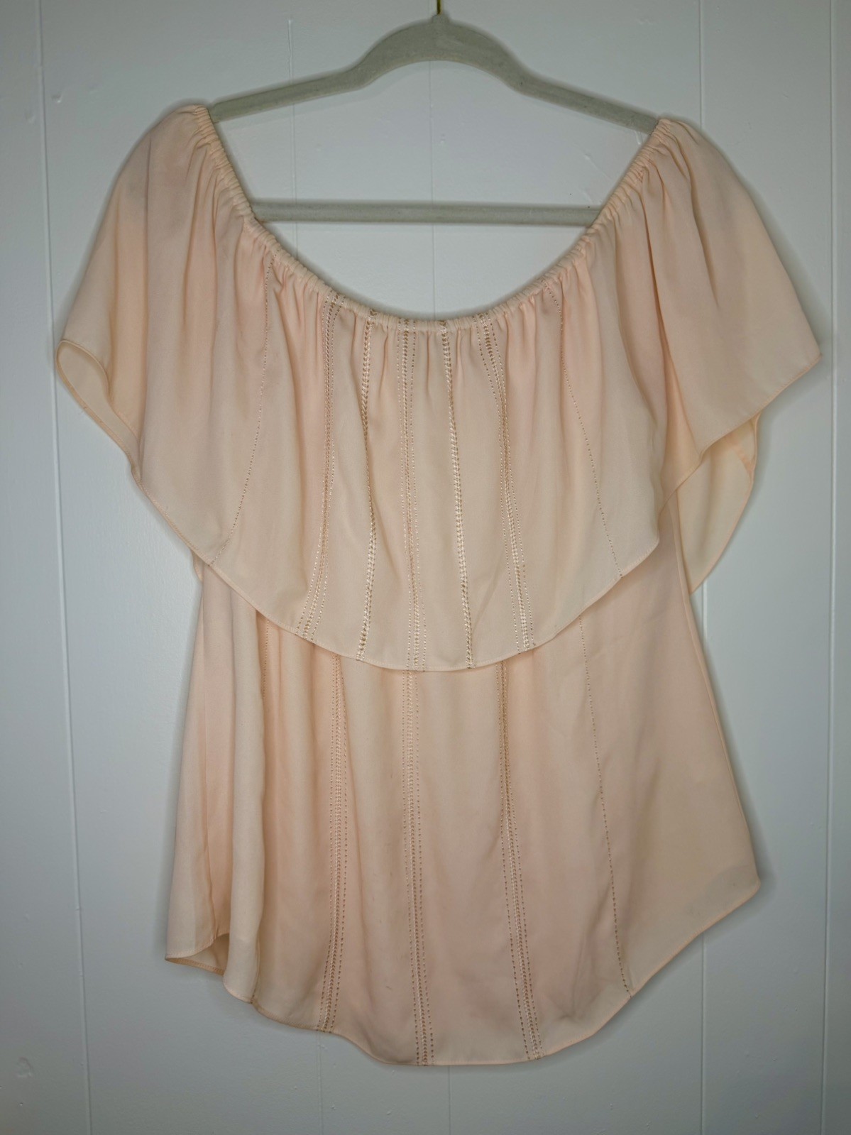 Women’s White House, Black Market, Peach Ruffle Off The Shoulder Blouse Size M