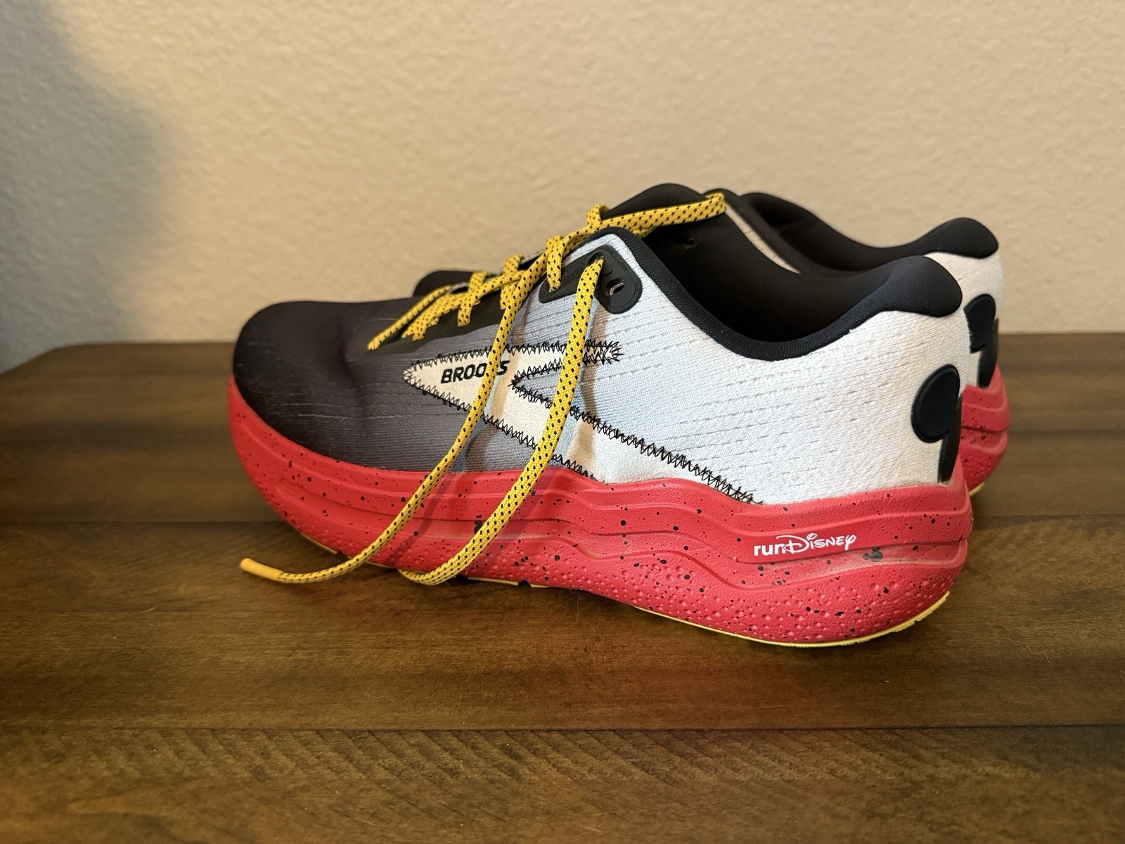 Brooks Ghost Max Run Disney Mickey Mouse Men’s Wide Colorblock Cushioned