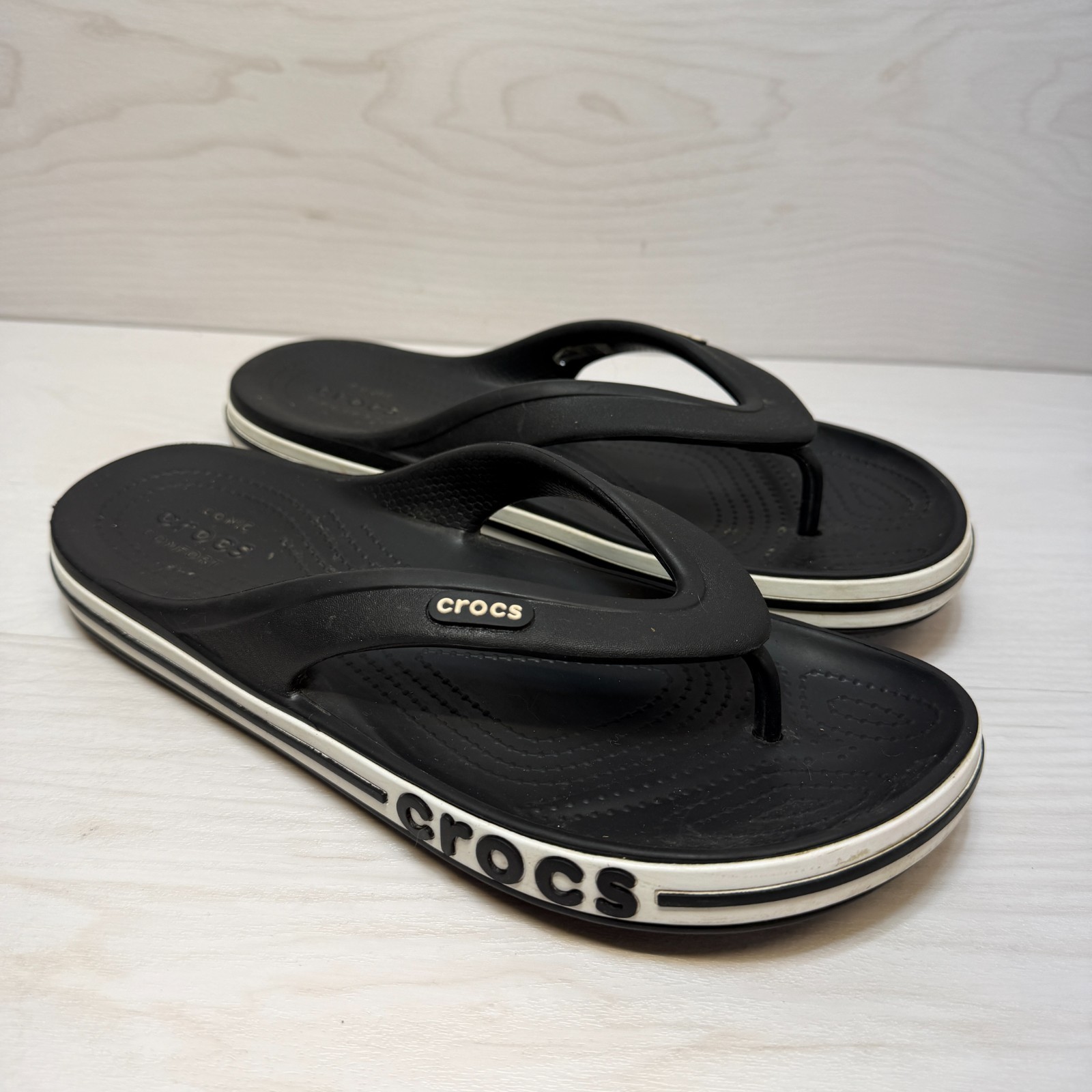 Crocs Bayaband Thong Flip Flops Unisex Size 6M/8W Black Leather Casual Comfort