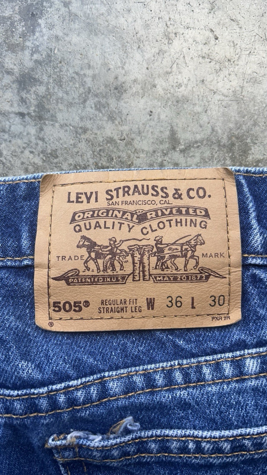 Vintage 90’s Levis 505 dark wash straight leg jeans size 36×30