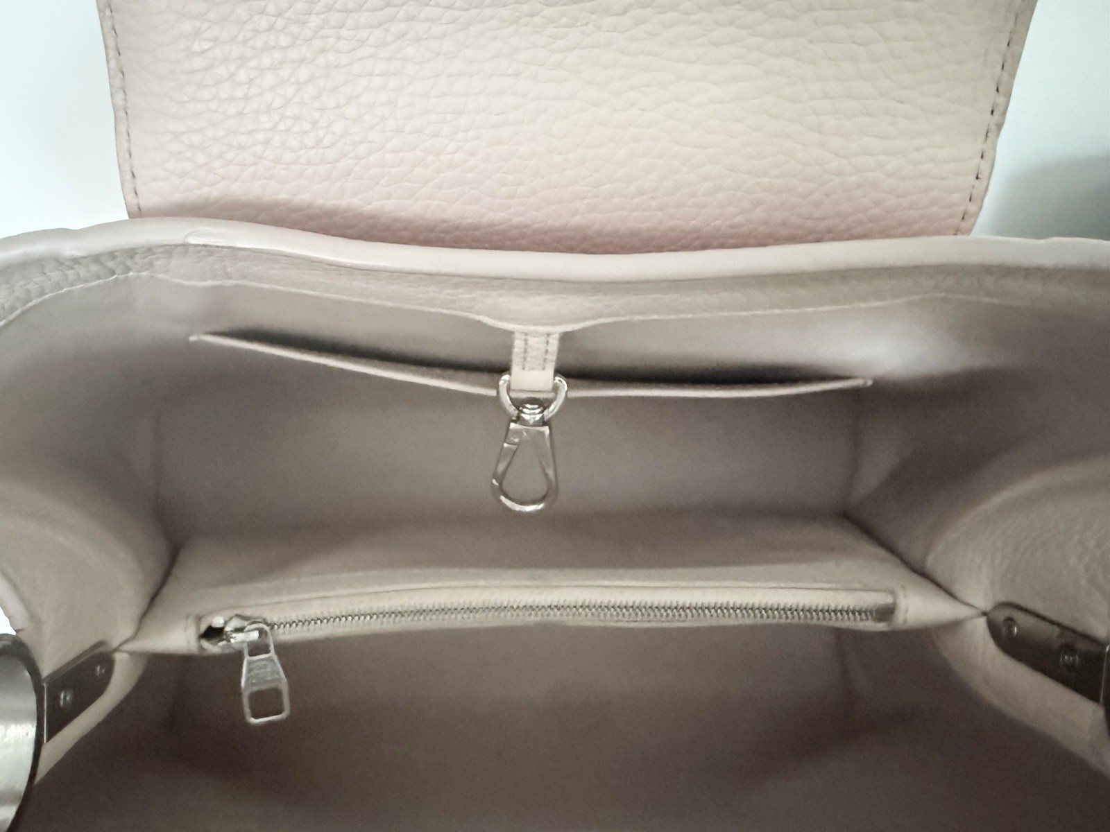Authentic Louis Vuitton Capucines MM Taurillon Leather Top Handle Bag w/COA