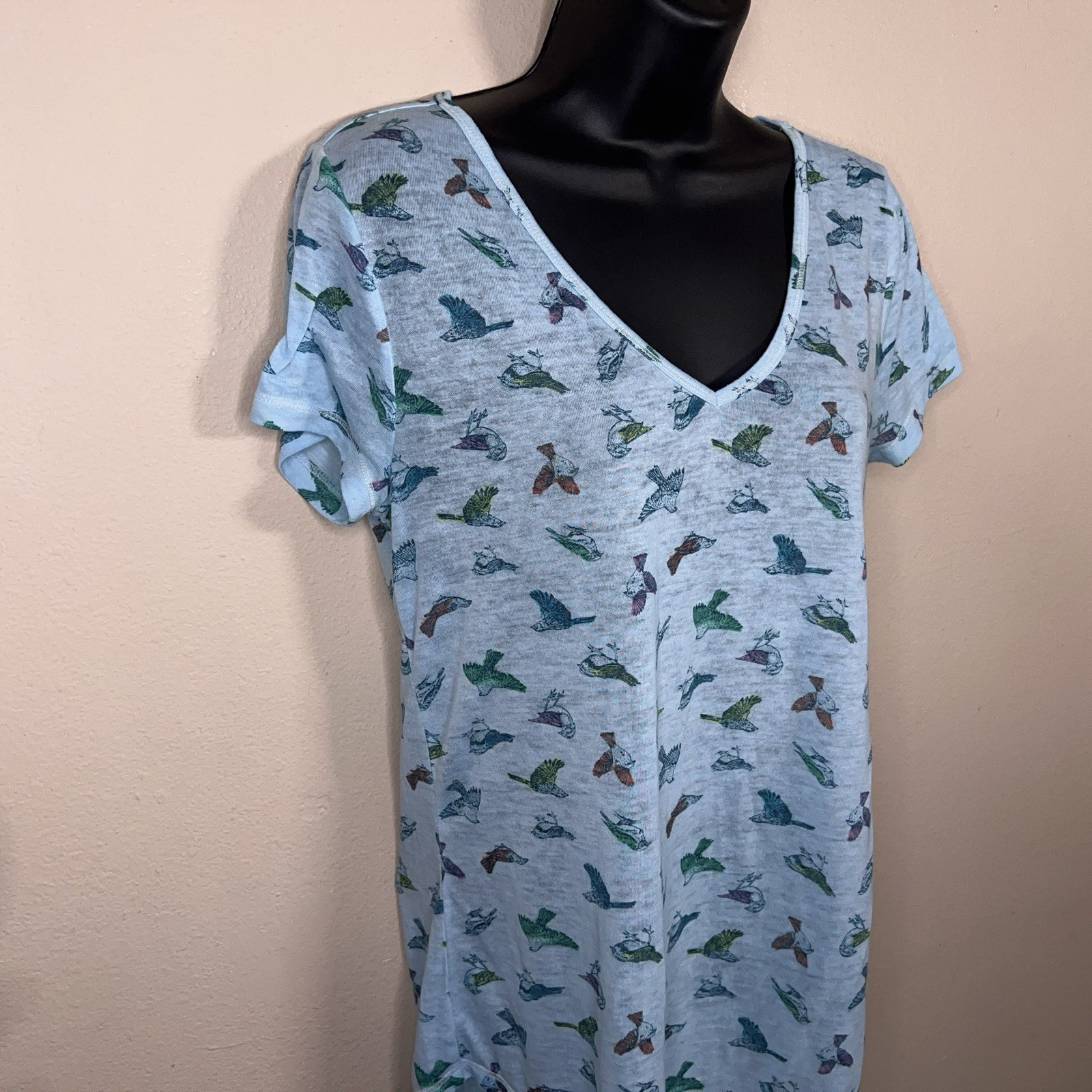 Medium Juniors Mudd Blue Colorful Bird Print Vneck Tee Tshirt Lightweight