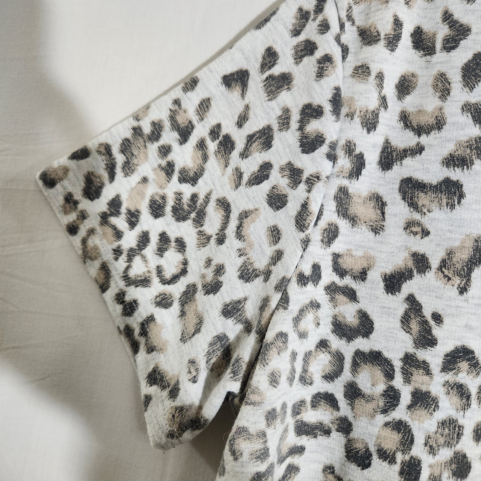 Giddy Up Glamour Womens Shirt M White Leopard Print V-neck Short Sleeve Top