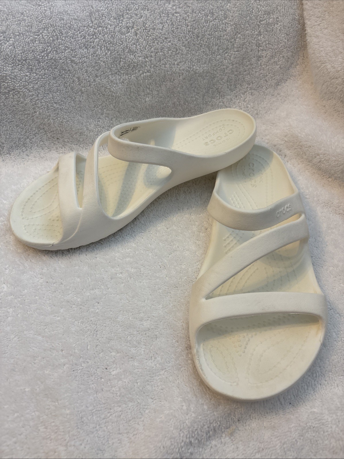 WOMEN’S CROCS WHITE STRAPPY KADEE II BEACH/POOL WATER SANDALS, 7 Flip Flops