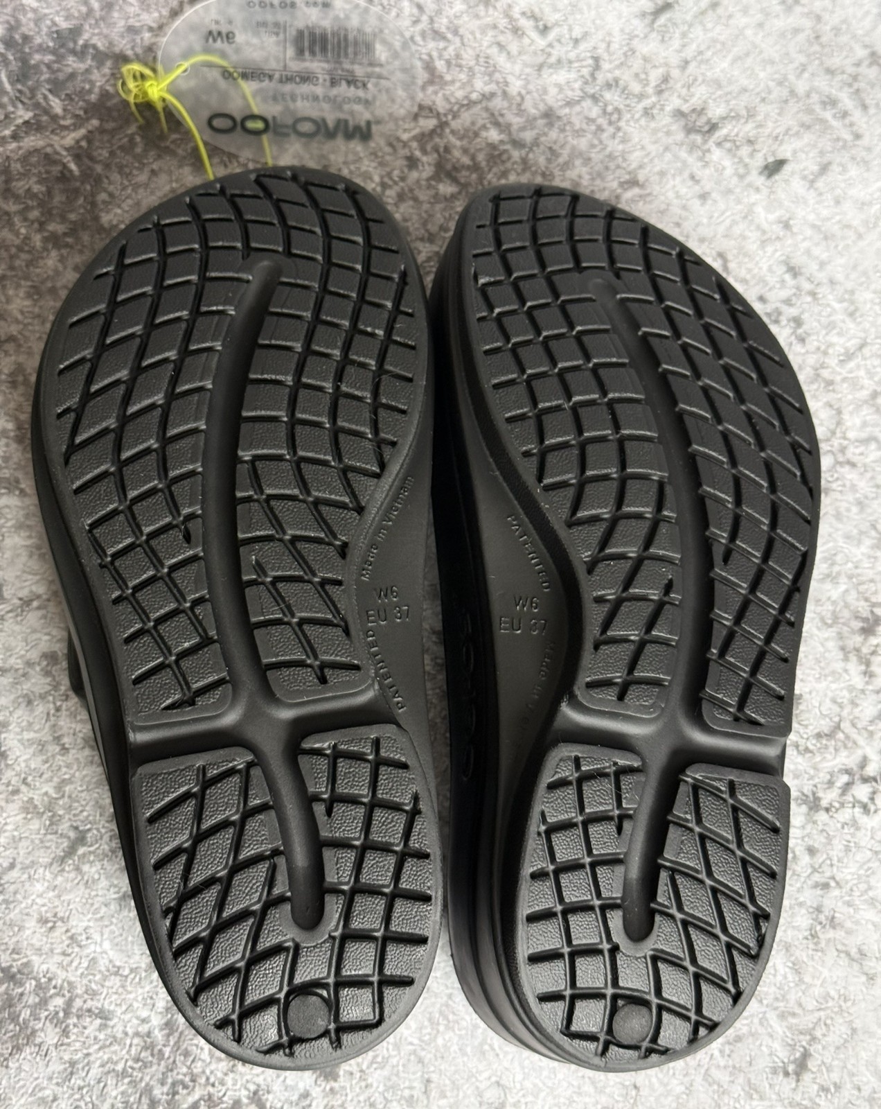 OOFOS Women’s OOmega Oolala Thong Sandal Black W6 EU37