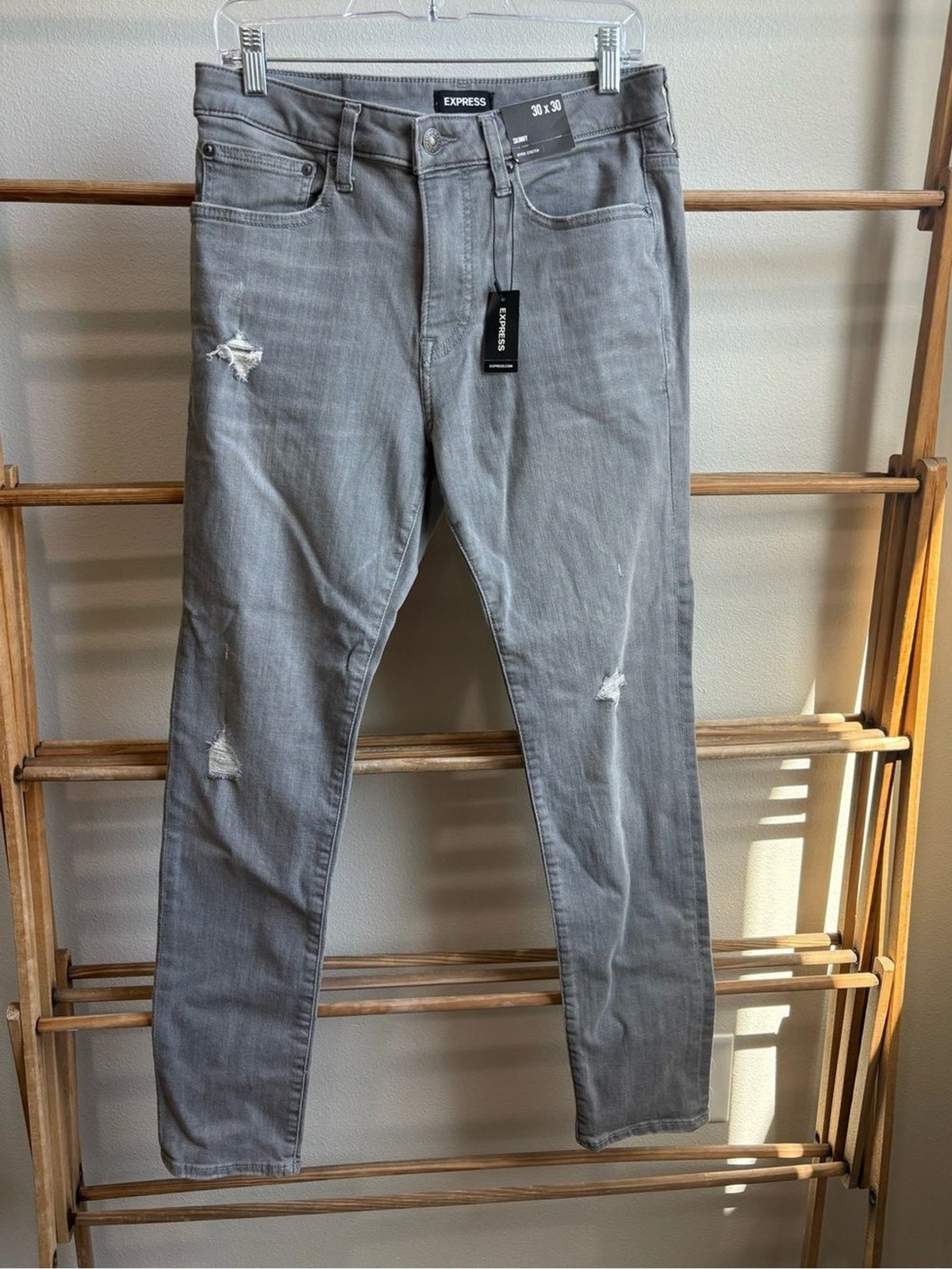 30. Express men’s skinny fit distressed jeans | size 30×30