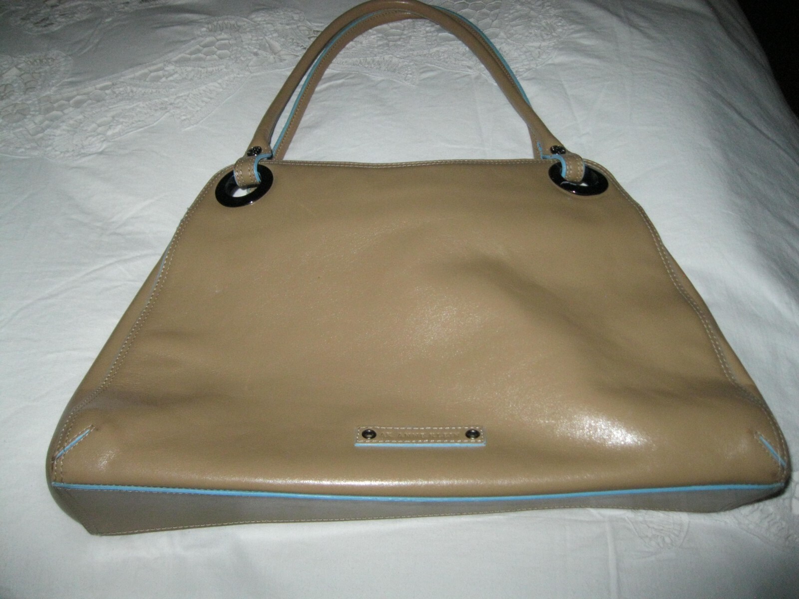 ANNE KLEIN TAN LEATHER HANDBAG, NEW, W/ 2 ZIPPERED POCKETS & LT. BLUE TRIM
