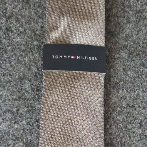 Tommy Hilfiger Men’s Magnus Solid Tie Taupe 3-1/8″ Polyester, silk Imported NWT