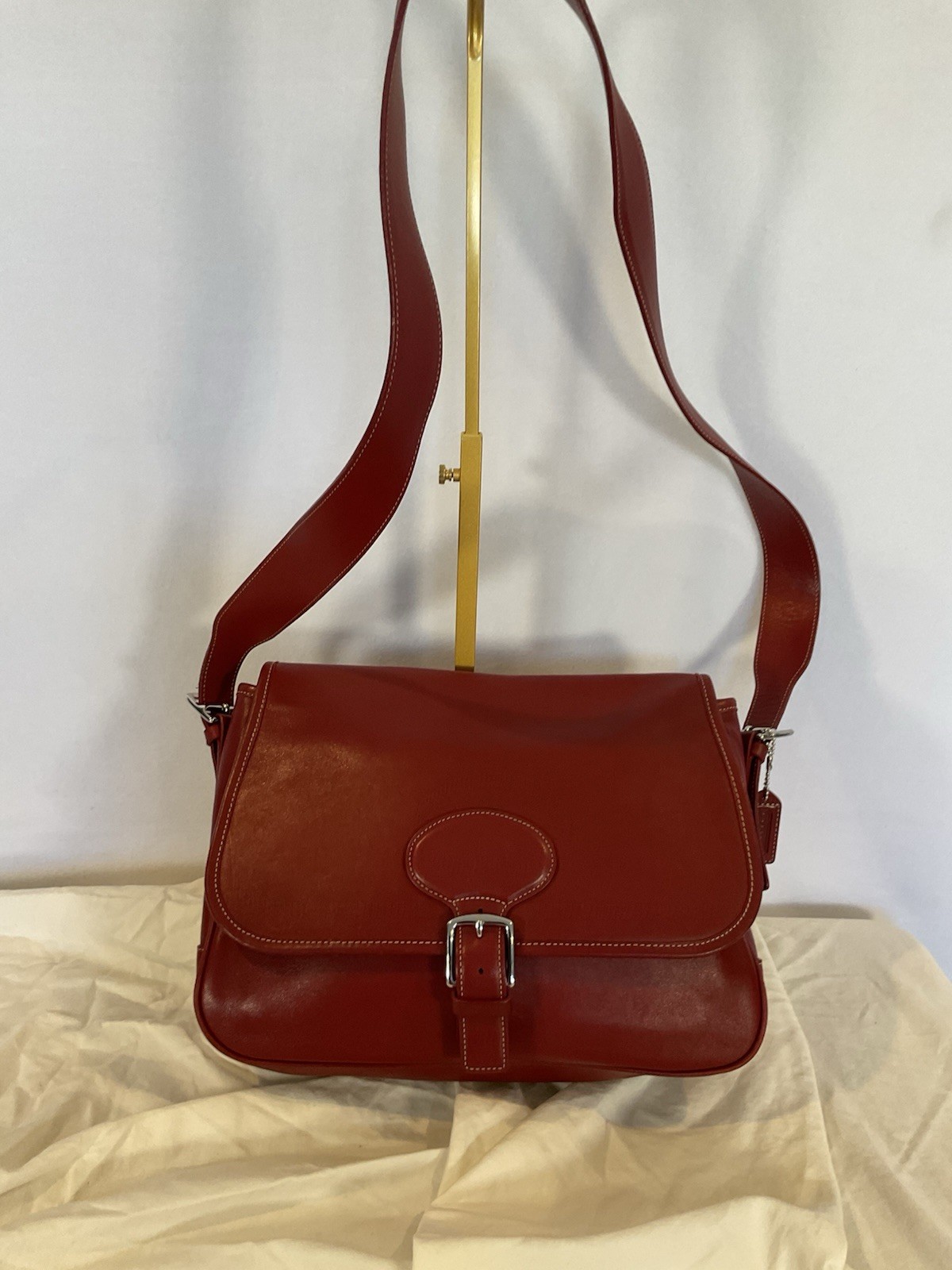 Coach, red leather flap messenger, shoulder bag (J1S-7750) EUC