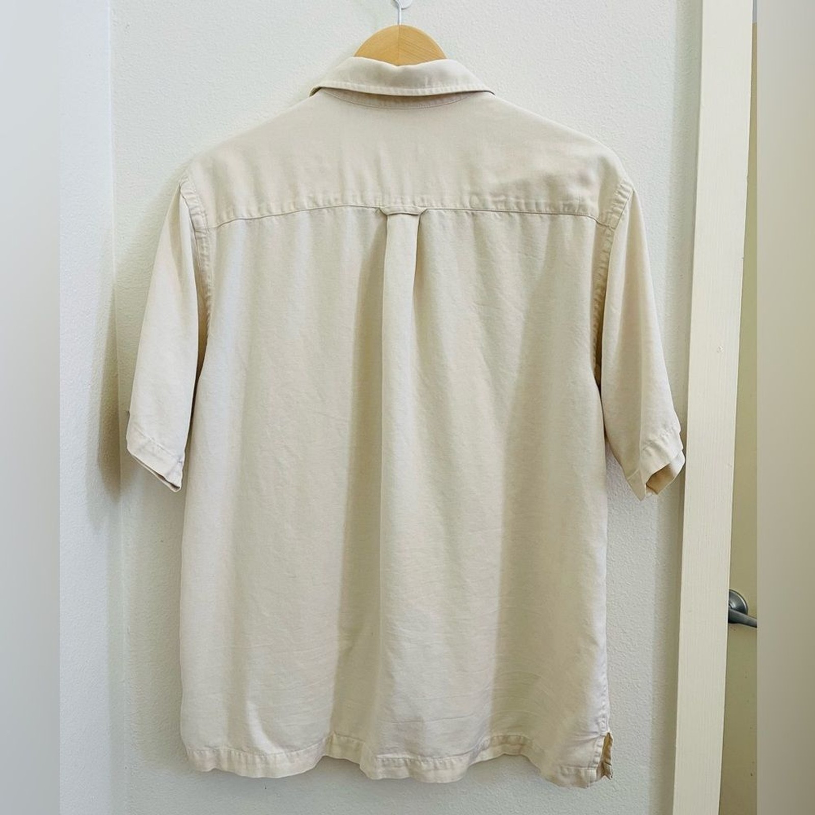 IZOD Men’s short-sleeve button-up shirt in cream color made of silk size large