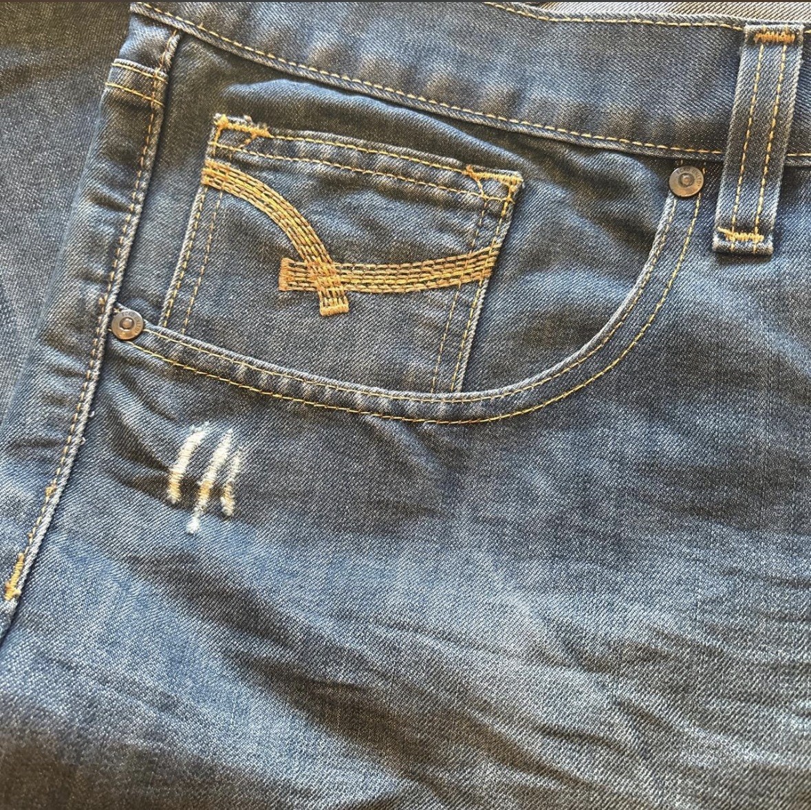 Ecko Unltd. Men’s Relaxed Fit Straight Blue Denim Jeans Medium Wash Distressed