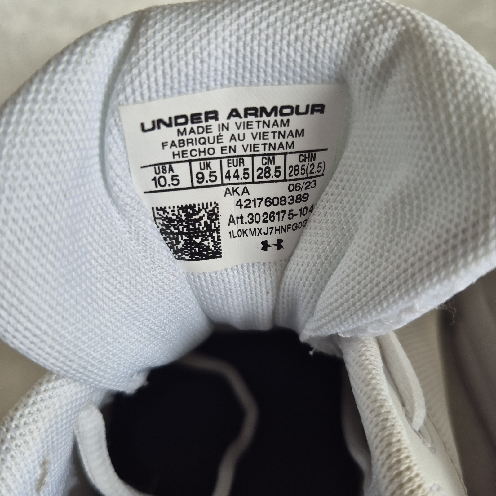 Under Armour Charged Assert Men White Black Mesh Sneakers Size 10.5 3026175-104