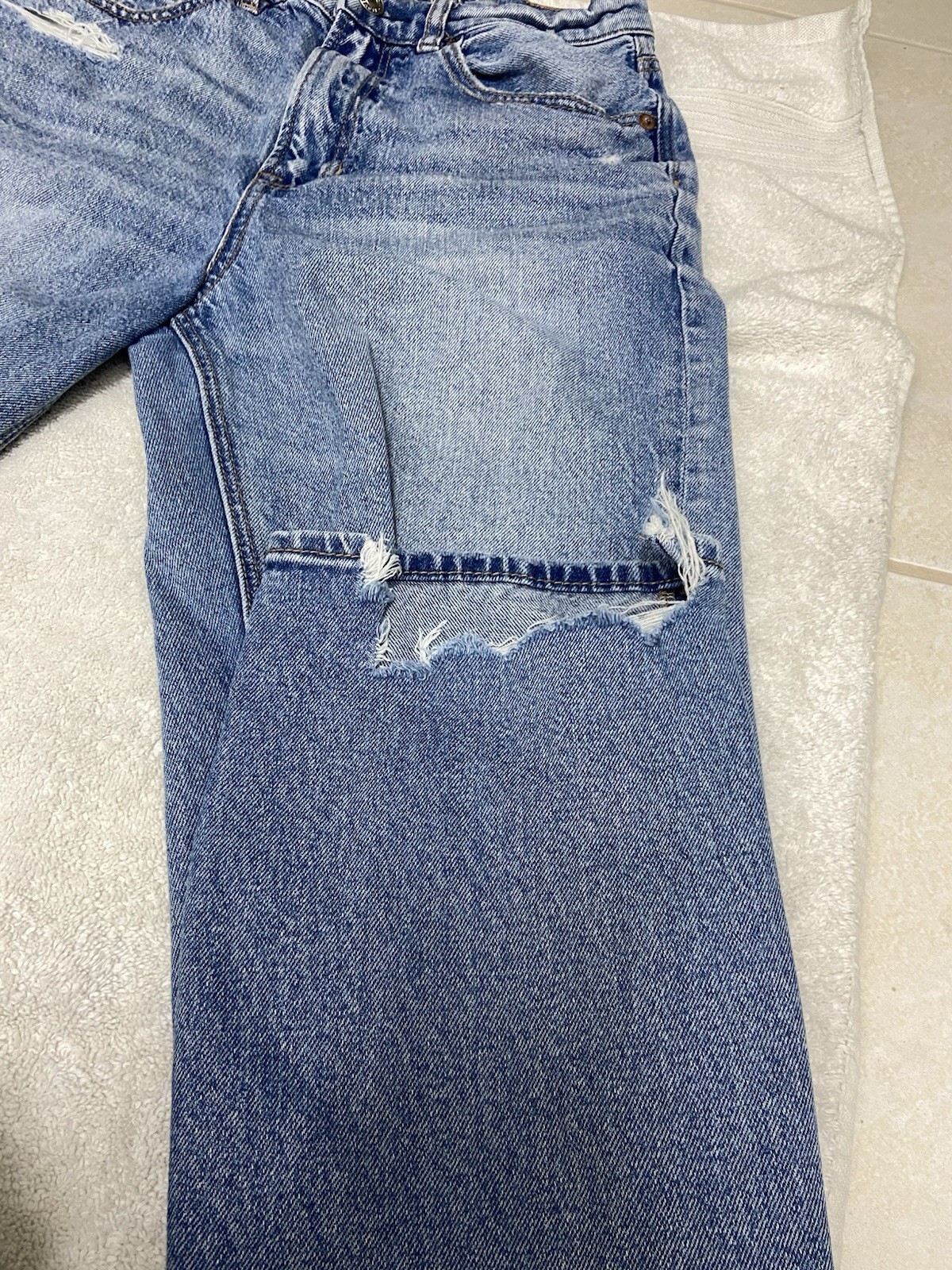 American Eagle Strigid Women’s High Rise Straight Distressed Light Wash Jeans 2