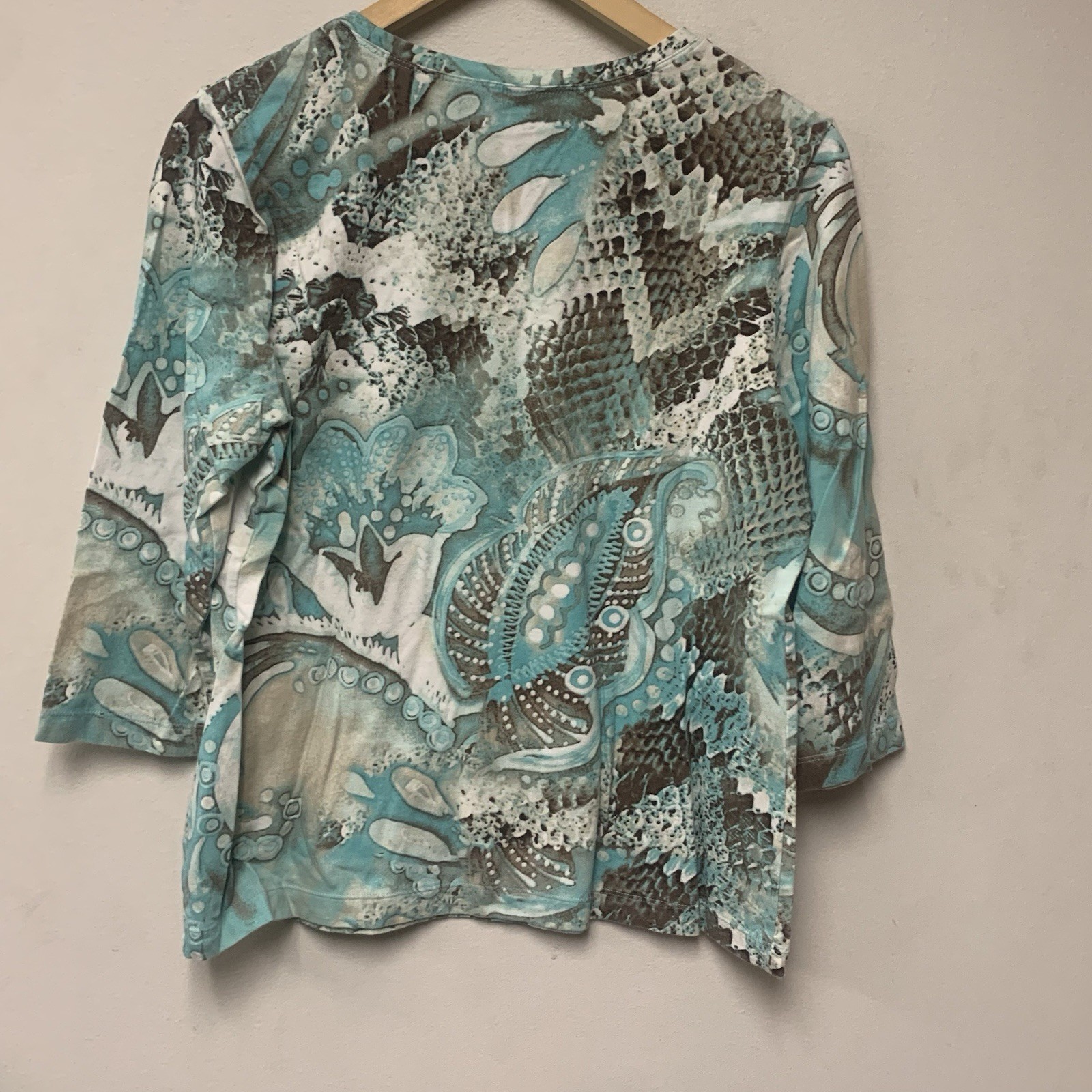 Chicos Womens 2 3/4 Sleeve Top All Over Pattern V-Neck Shirt 38” Bust 24” Length