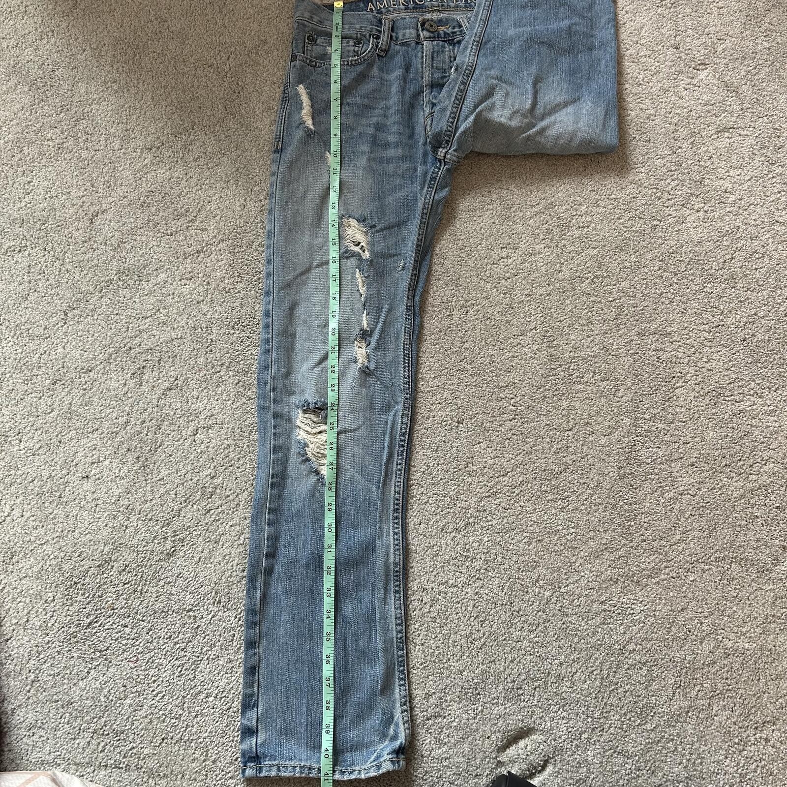 American Eagle Men’s size 29×32 Straight Leg Distressed Blue Jeans