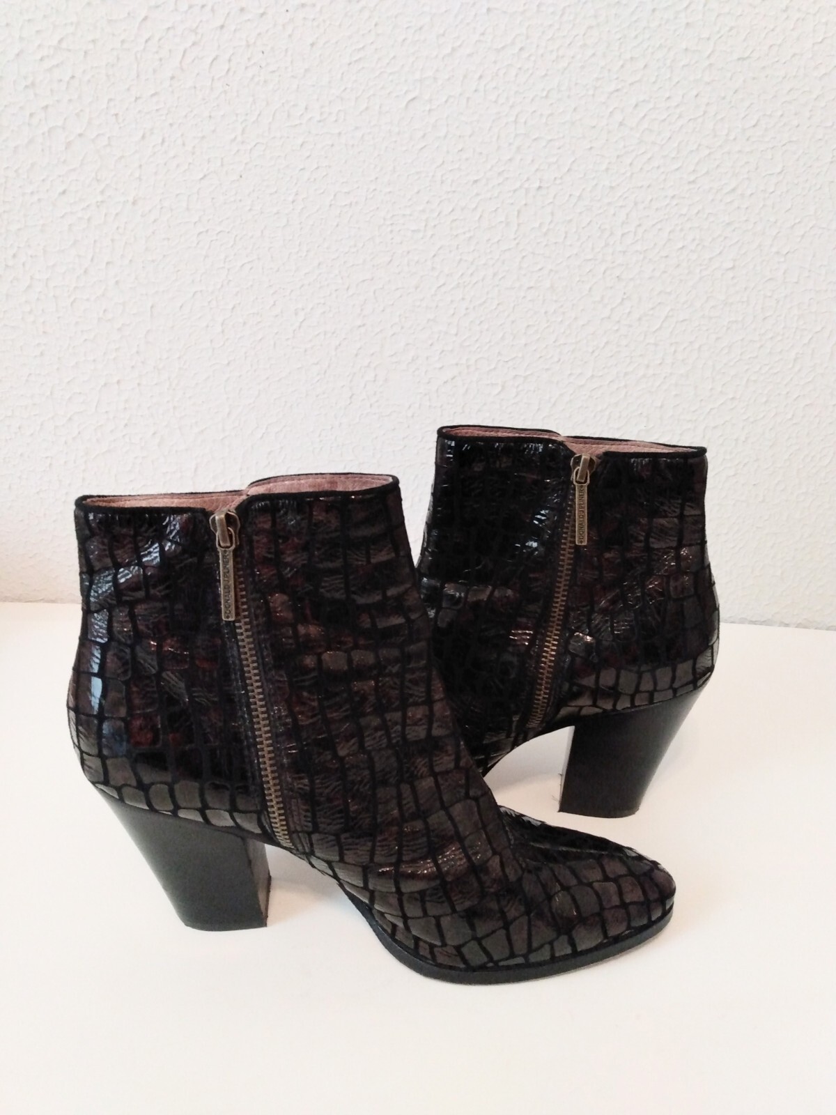 Donald J PLiner Swift Burgundy Black Croc Faux Leather Ankle 3 3/4″ Boots 9 M