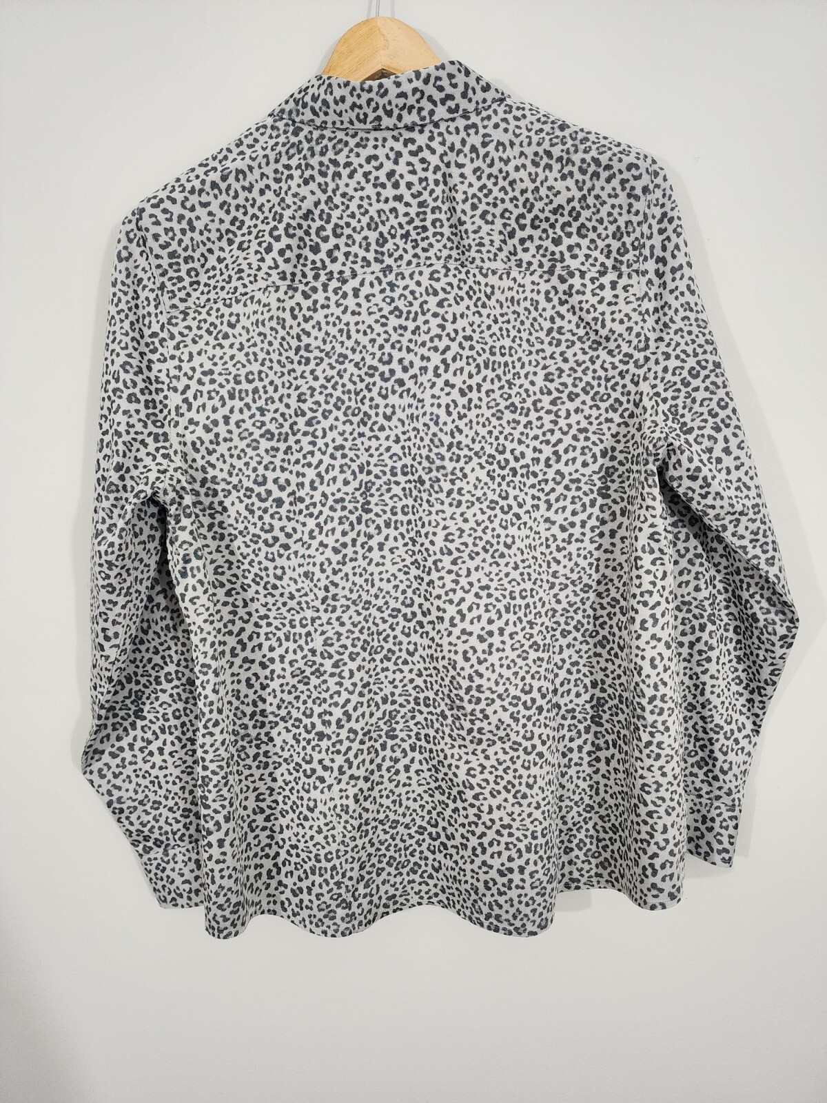Chicos Womens 1 US MED No Iron Cool max button up Neutral Animal Print leopard